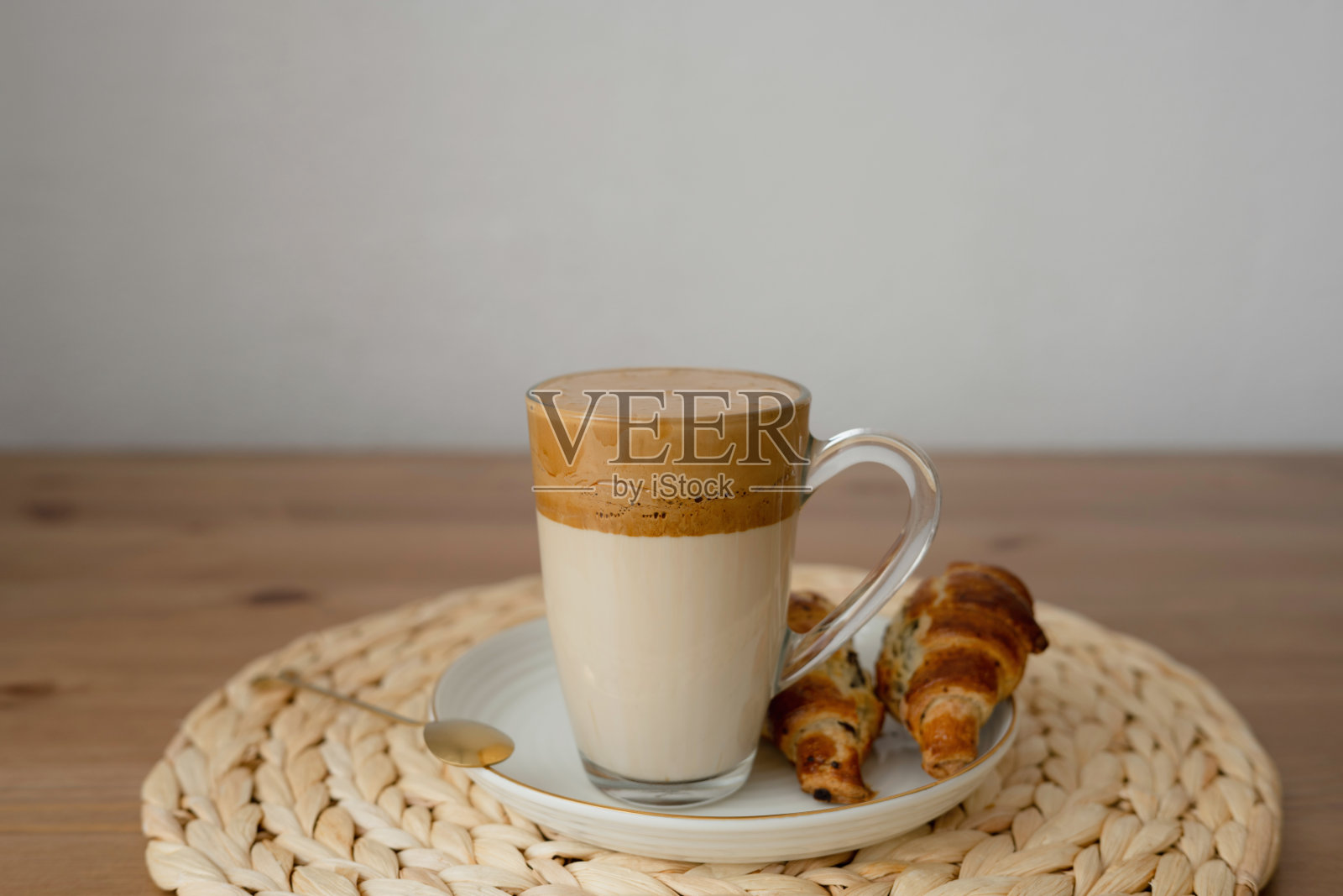 咖啡杯和牛角面包放在有复印空间的木桌上照片摄影图片