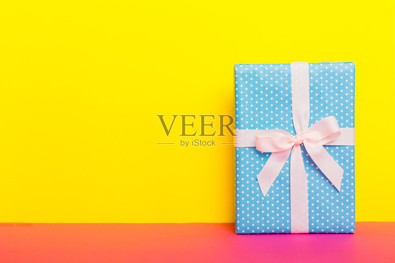 节日手工纸礼物系白丝带蝴蝶结顶部视图与复制空间。平铺假日背景。生日或圣诞礼物。圣诞礼盒概念与复制空间照片摄影图片