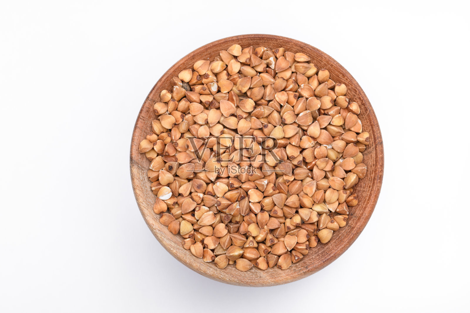 在一个白色背景的木制圆碗里烤，烤荞麦照片摄影图片