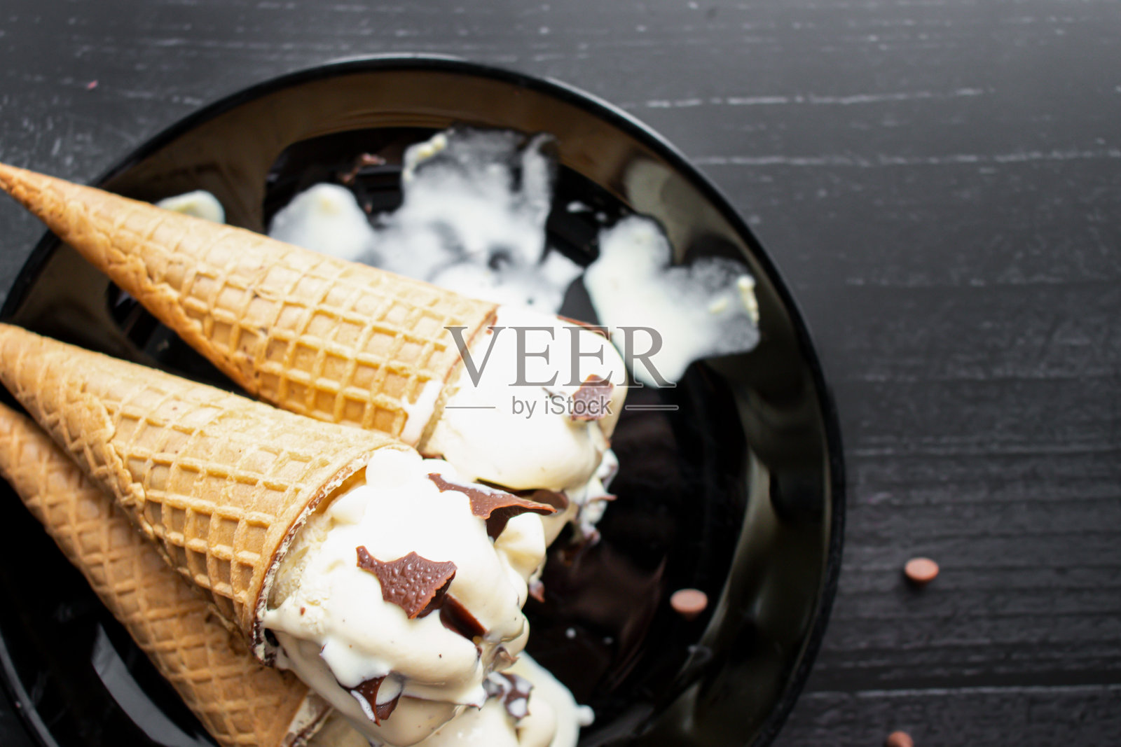 冰淇淋蛋筒，配上巧克力。照片摄影图片