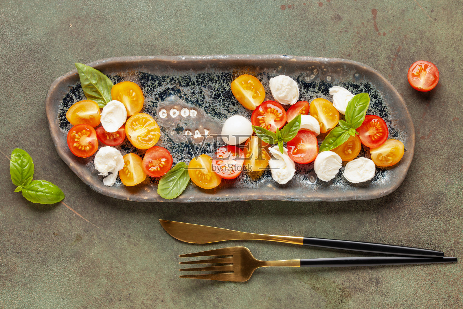 餐桌上有自制盘子里的马苏里拉奶酪和圣女果沙拉。意大利番茄沙拉。俯视图照片摄影图片