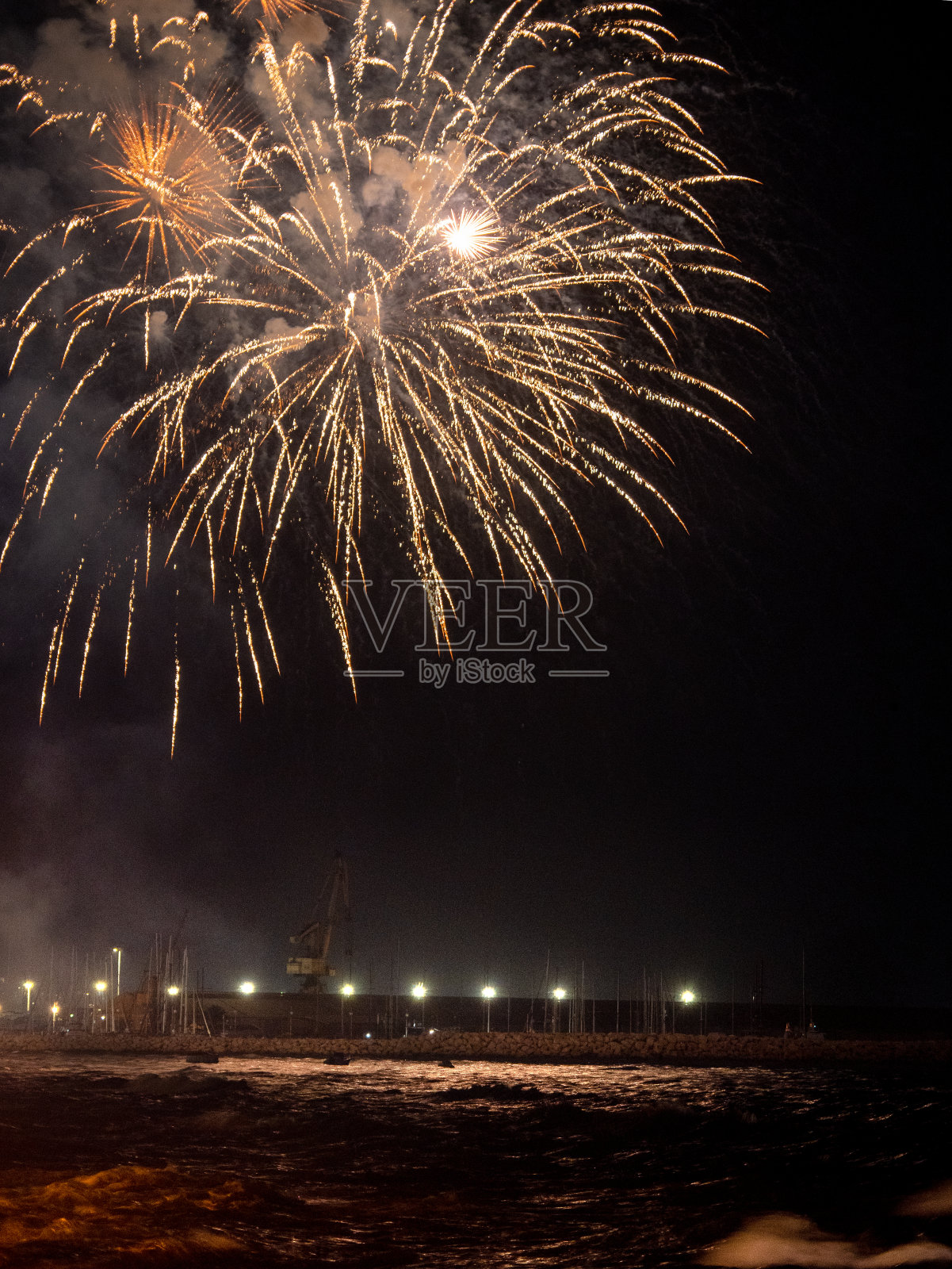 黑色天空下的烟火。高质量照片照片摄影图片