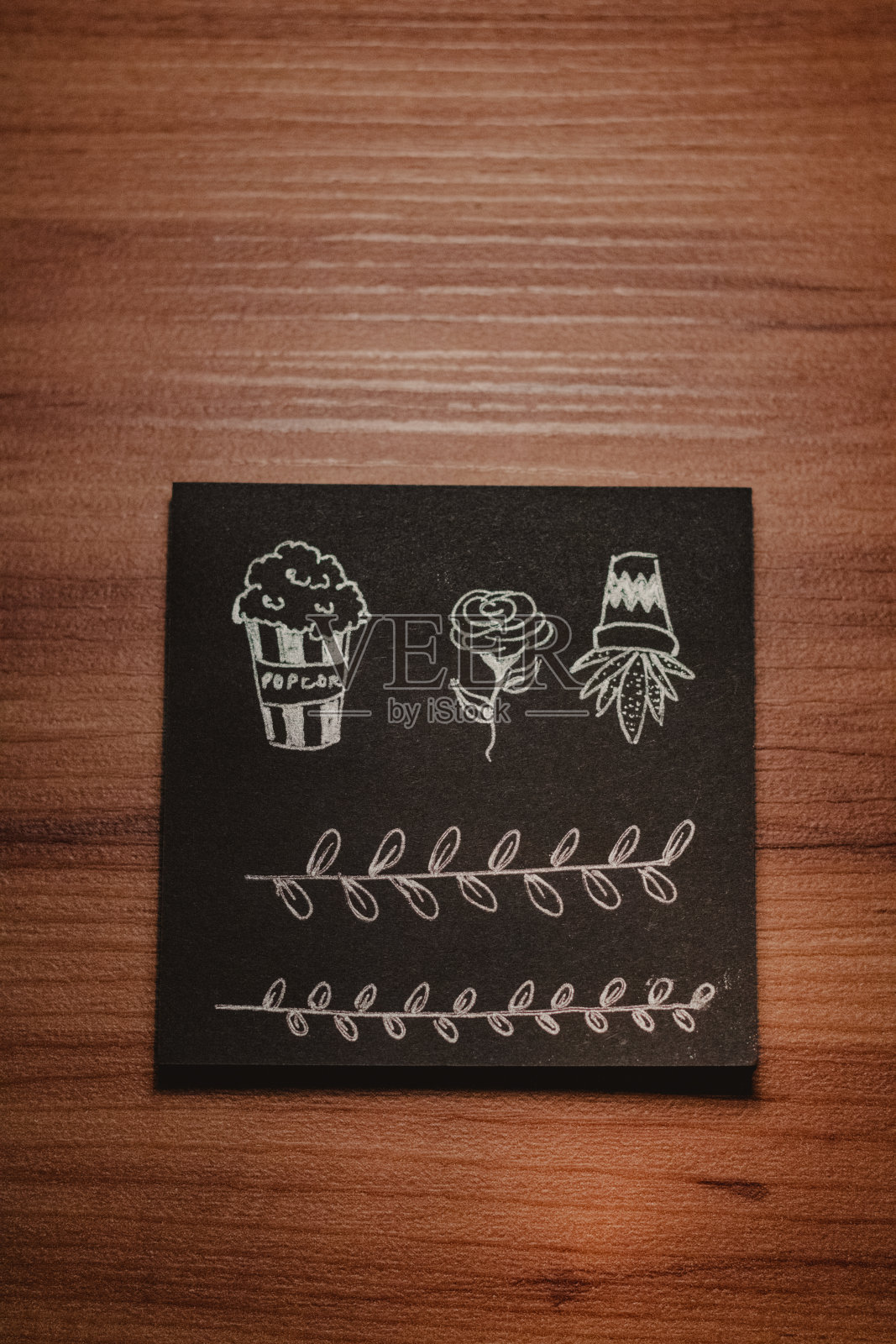 黑色柱子上的金属图案照片摄影图片