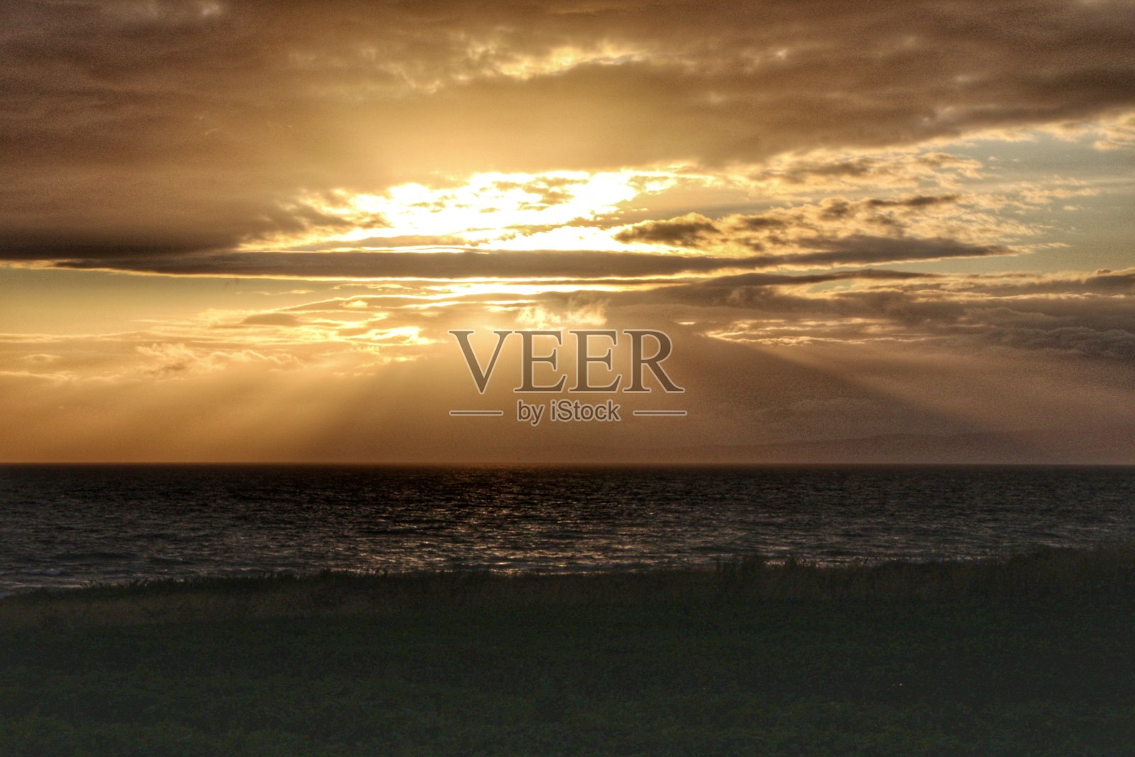 戏剧性的日落，海景和沿海云景。照片摄影图片