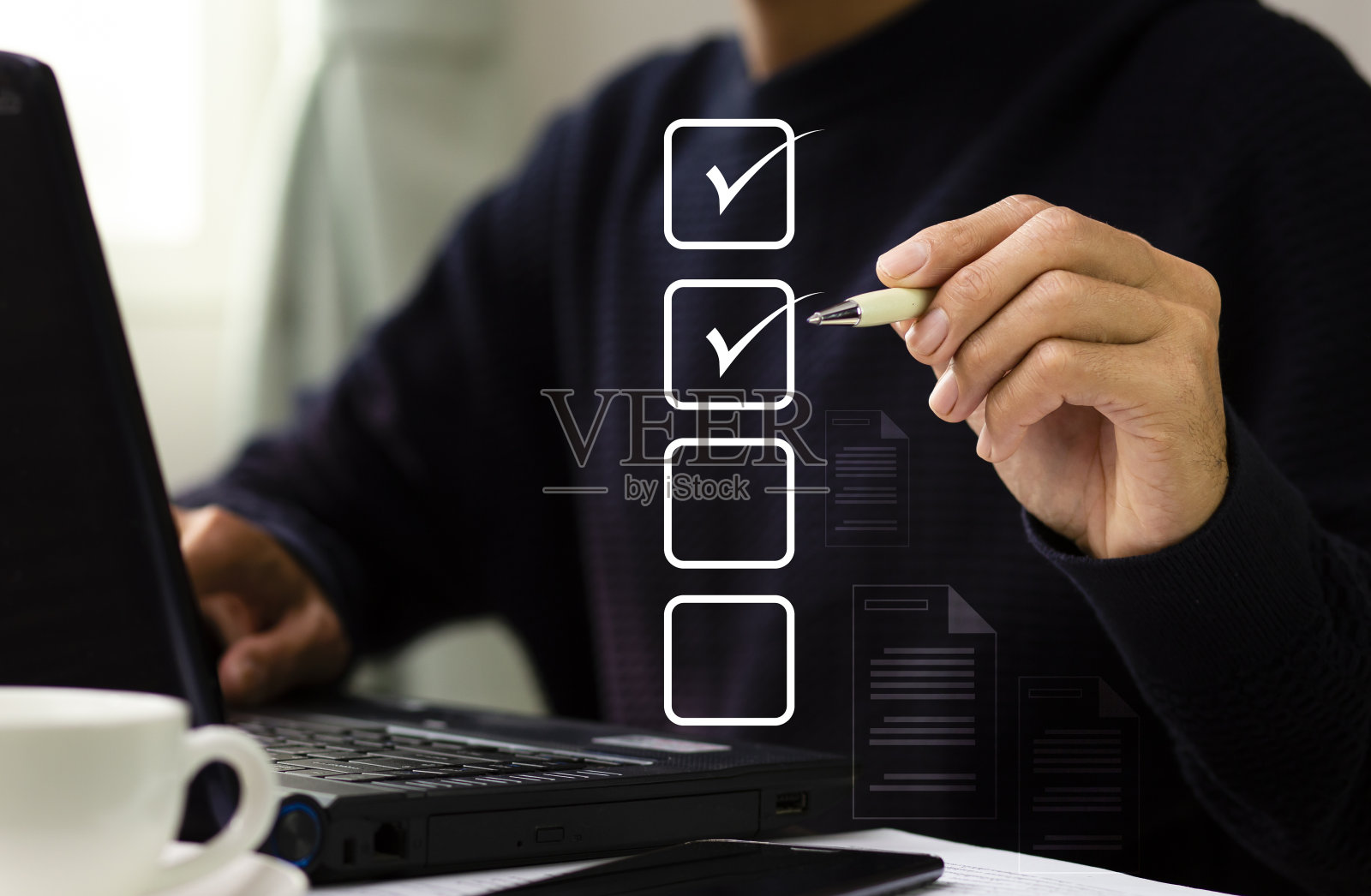 经理在审核文件质量控制检查表时勾选照片摄影图片