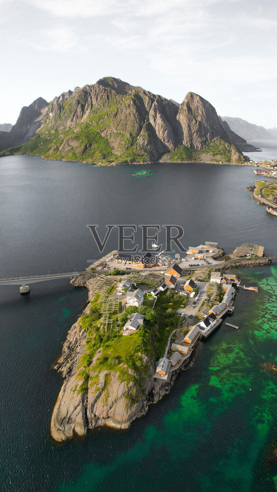 挪威罗弗敦群岛令人惊叹的鸟瞰图，起伏的丘陵和充满活力的建筑照片摄影图片
