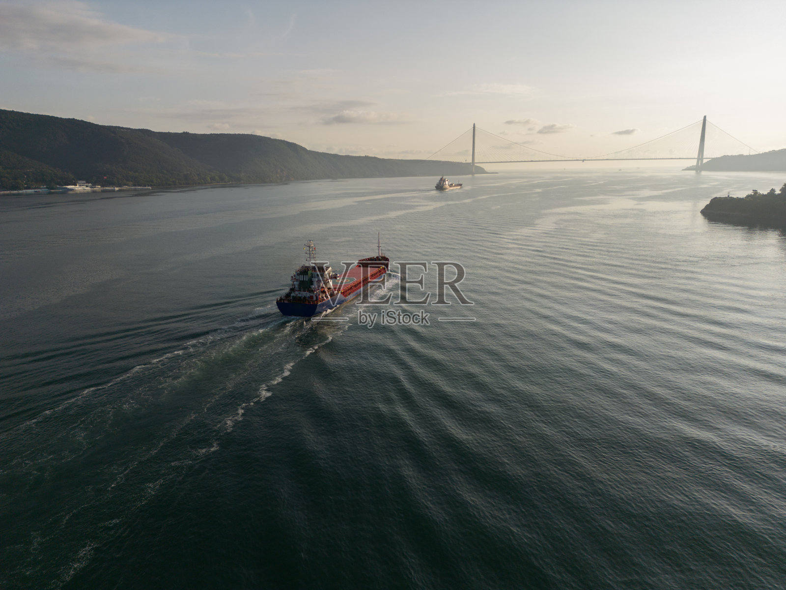 运输中的货船鸟瞰图。伊斯坦布尔海峡。照片摄影图片