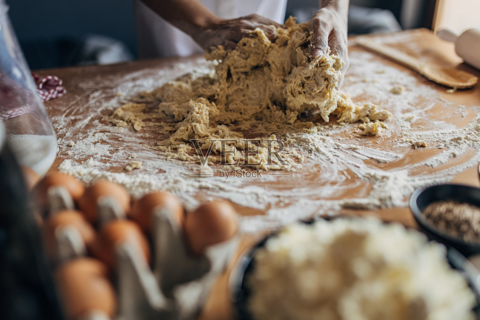 准备面团的妇女照片摄影图片