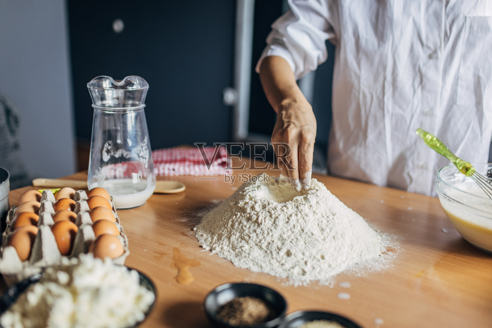 准备面团的妇女照片摄影图片