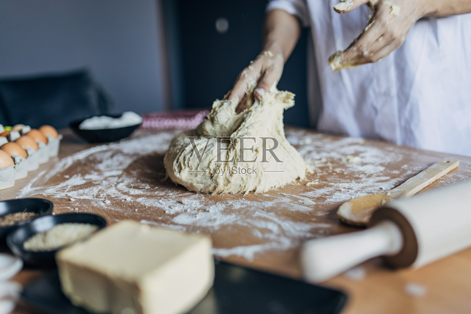 准备面团的妇女照片摄影图片