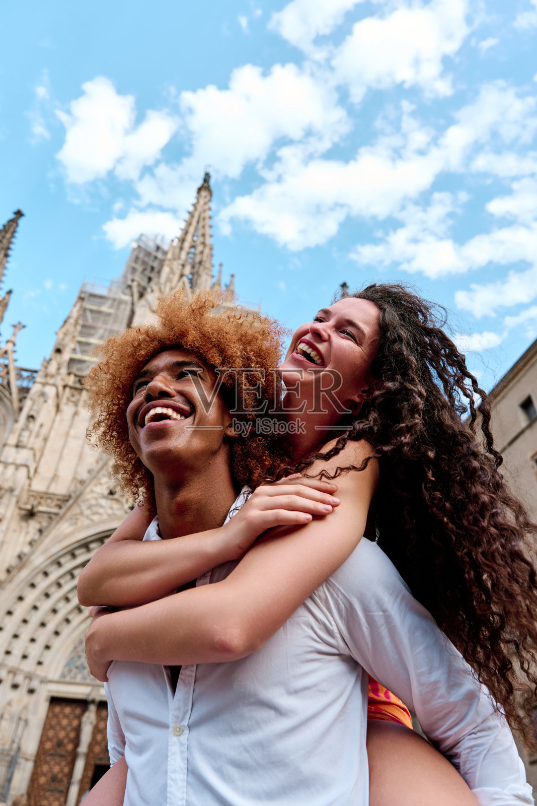 一对快乐的游客夫妇在西班牙巴塞罗那的垂直照片-度假和旅游的概念照片摄影图片