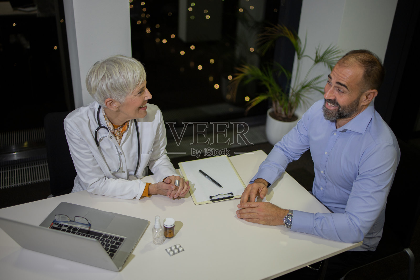 去看医生照片摄影图片