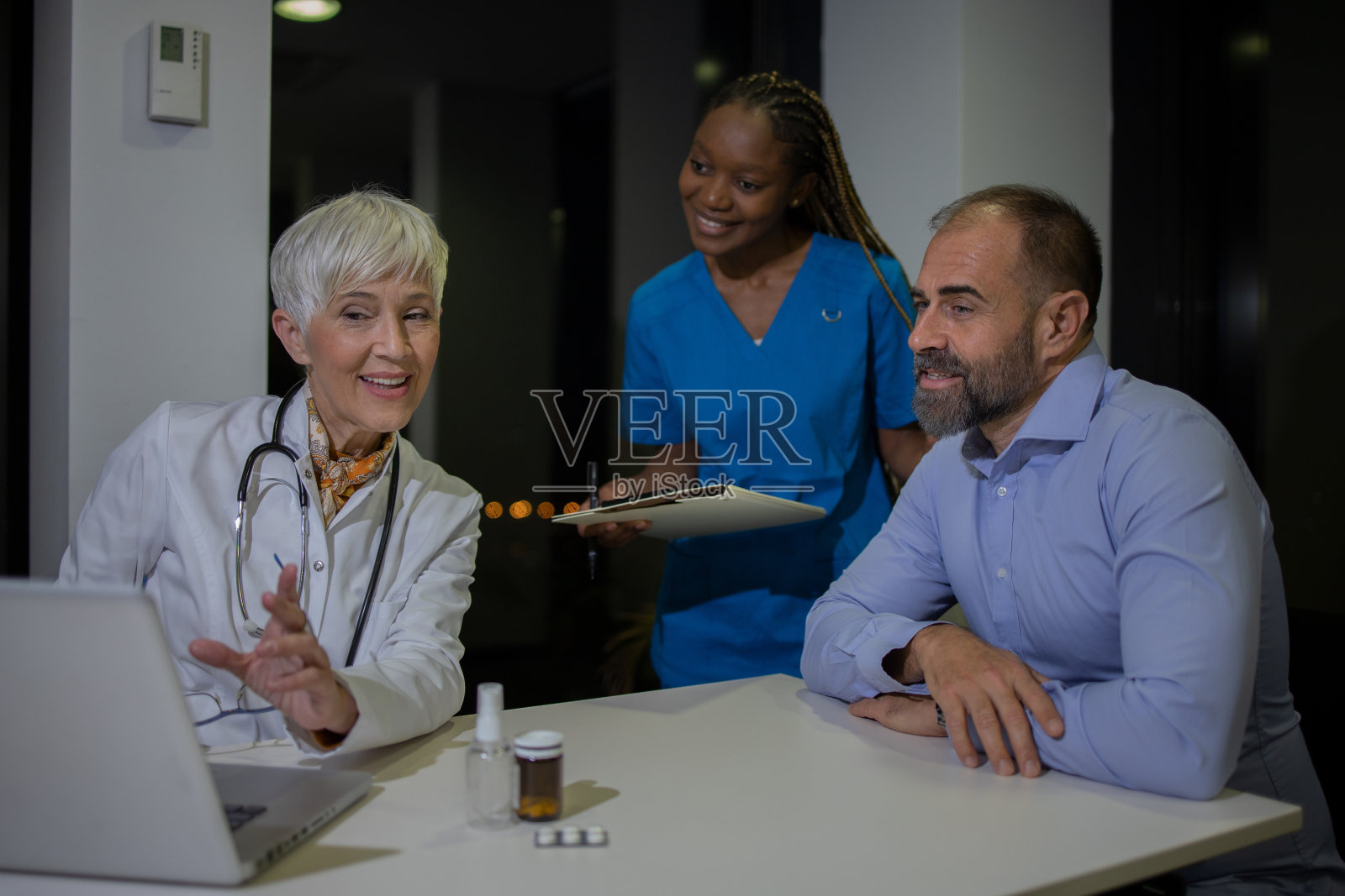 有爱心的医生倾听病人的意见照片摄影图片