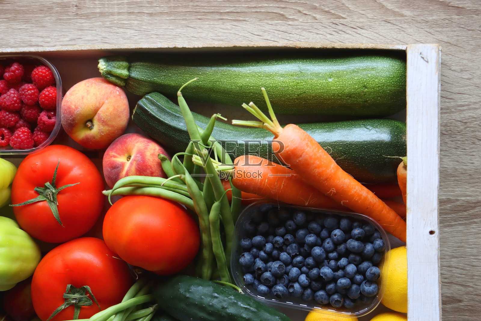 装有水果和蔬菜的板条箱照片摄影图片