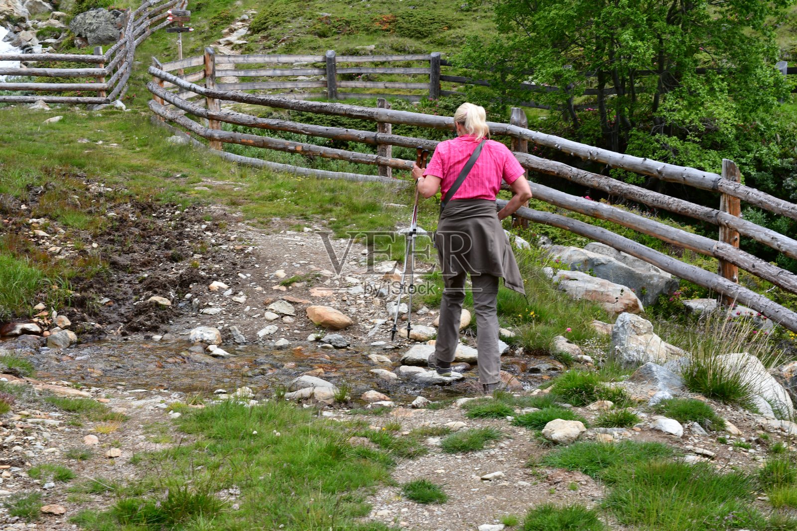 一名妇女在南蒂罗尔的Schnalstal徒步旅行照片摄影图片