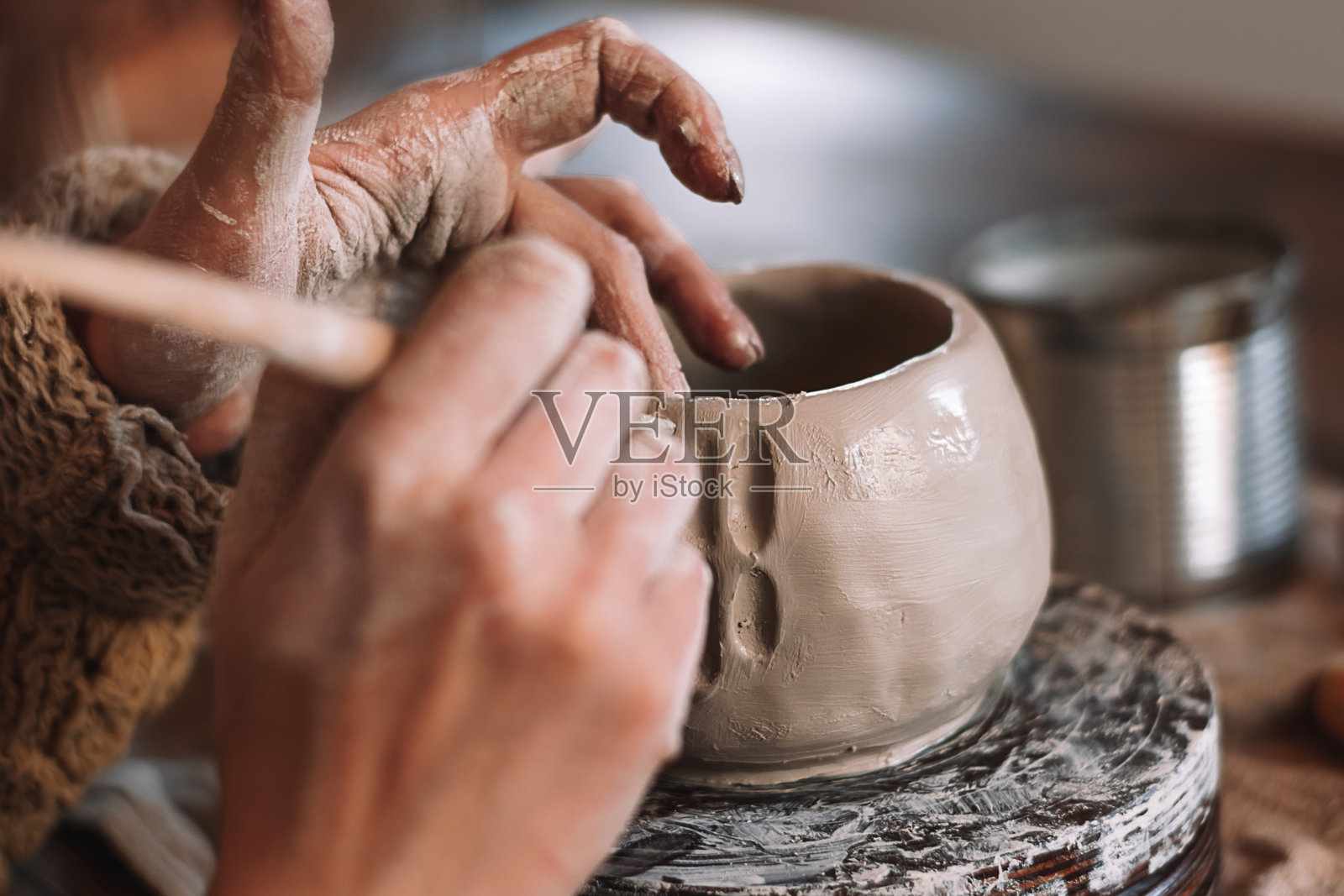 女雕塑家在家庭作坊里制作粘土马克杯，双手特写。小生意、创业、爱好、休闲的理念照片摄影图片