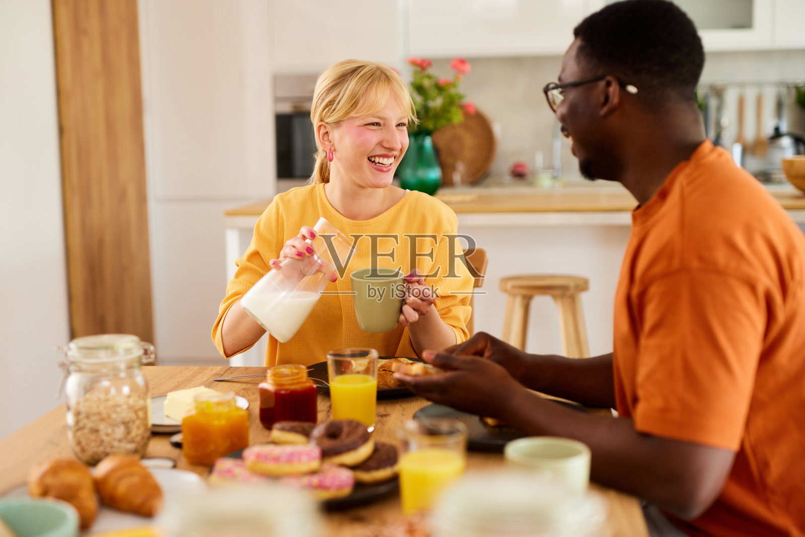 多种族夫妇在家里一起享用早餐照片摄影图片