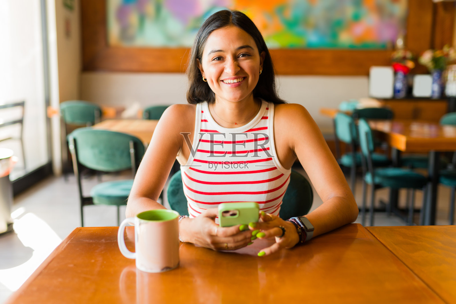 漂亮的西班牙女人喜欢喝咖啡照片摄影图片