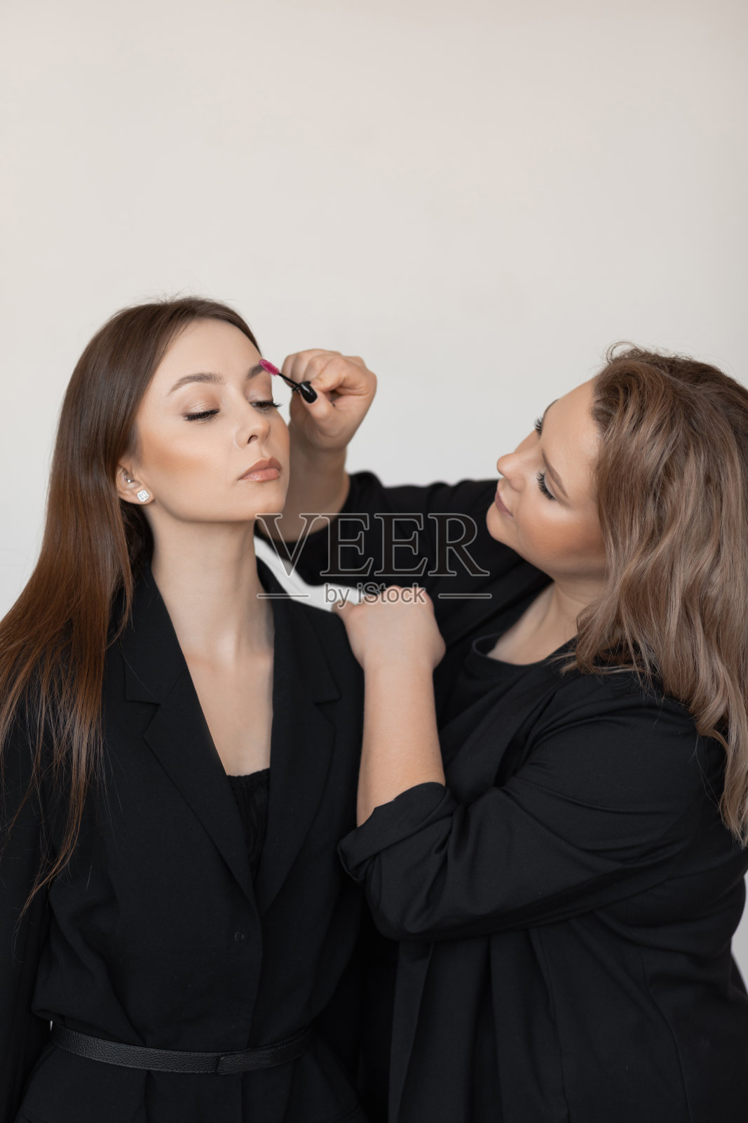 垂直女子脸部，可在美容院闭眼修饰眉毛和睫毛，由专业美容师进行spa护理照片摄影图片