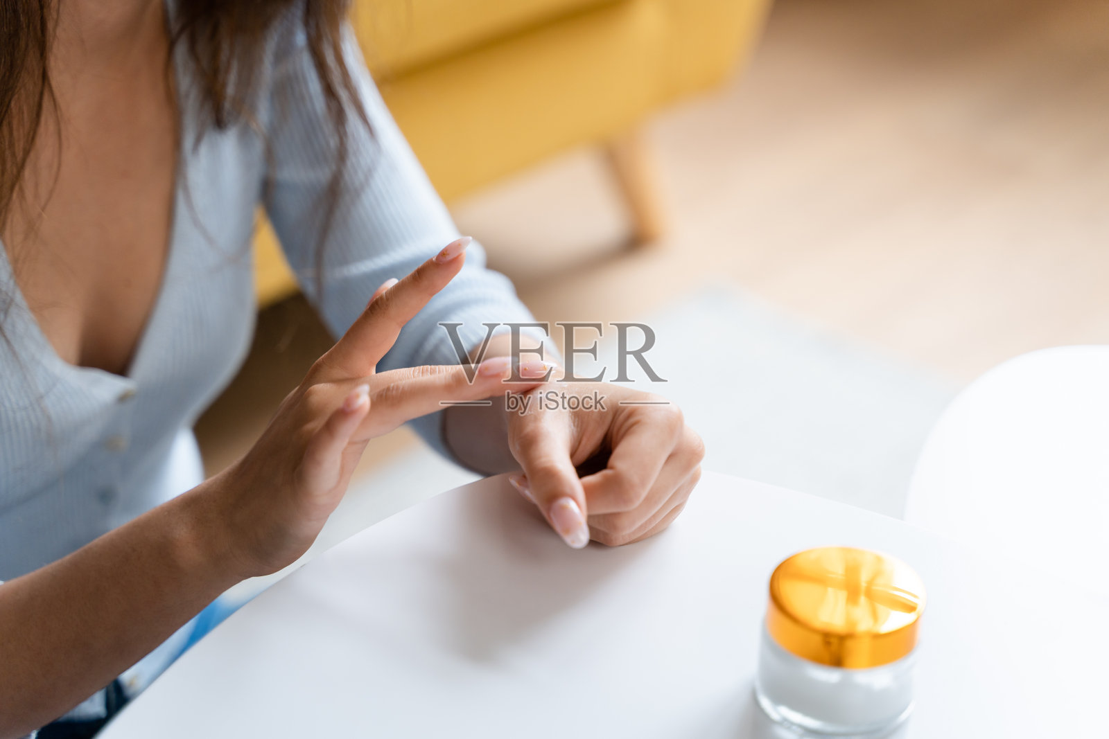 女美容主播做面部护理教程。照片摄影图片