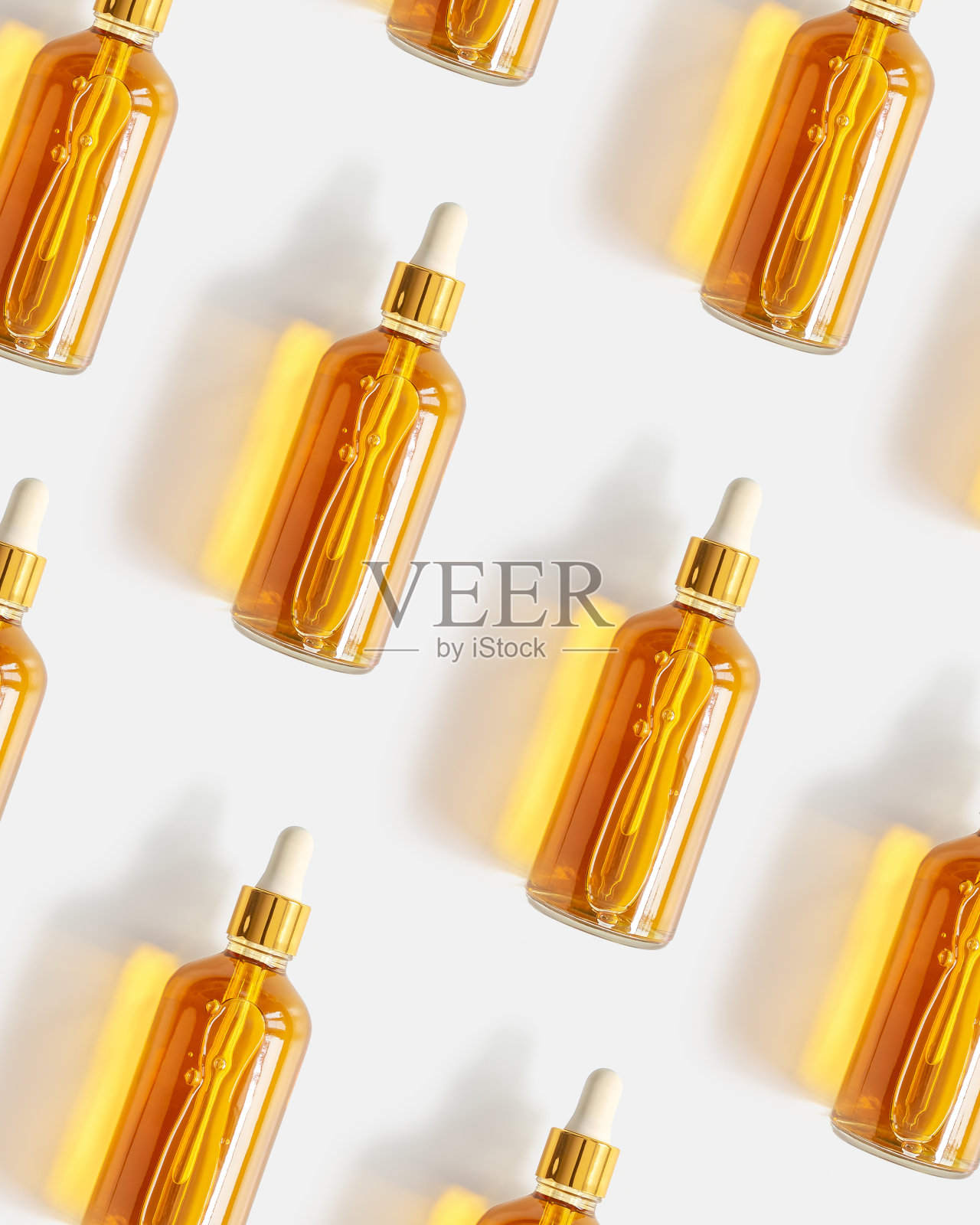 图案液体产品包装在玻璃瓶上白色的背景和美丽的阴影。透明质或聚谷氨酸油化妆品模拟。面部化妆品，简约的审美趋势照片摄影图片