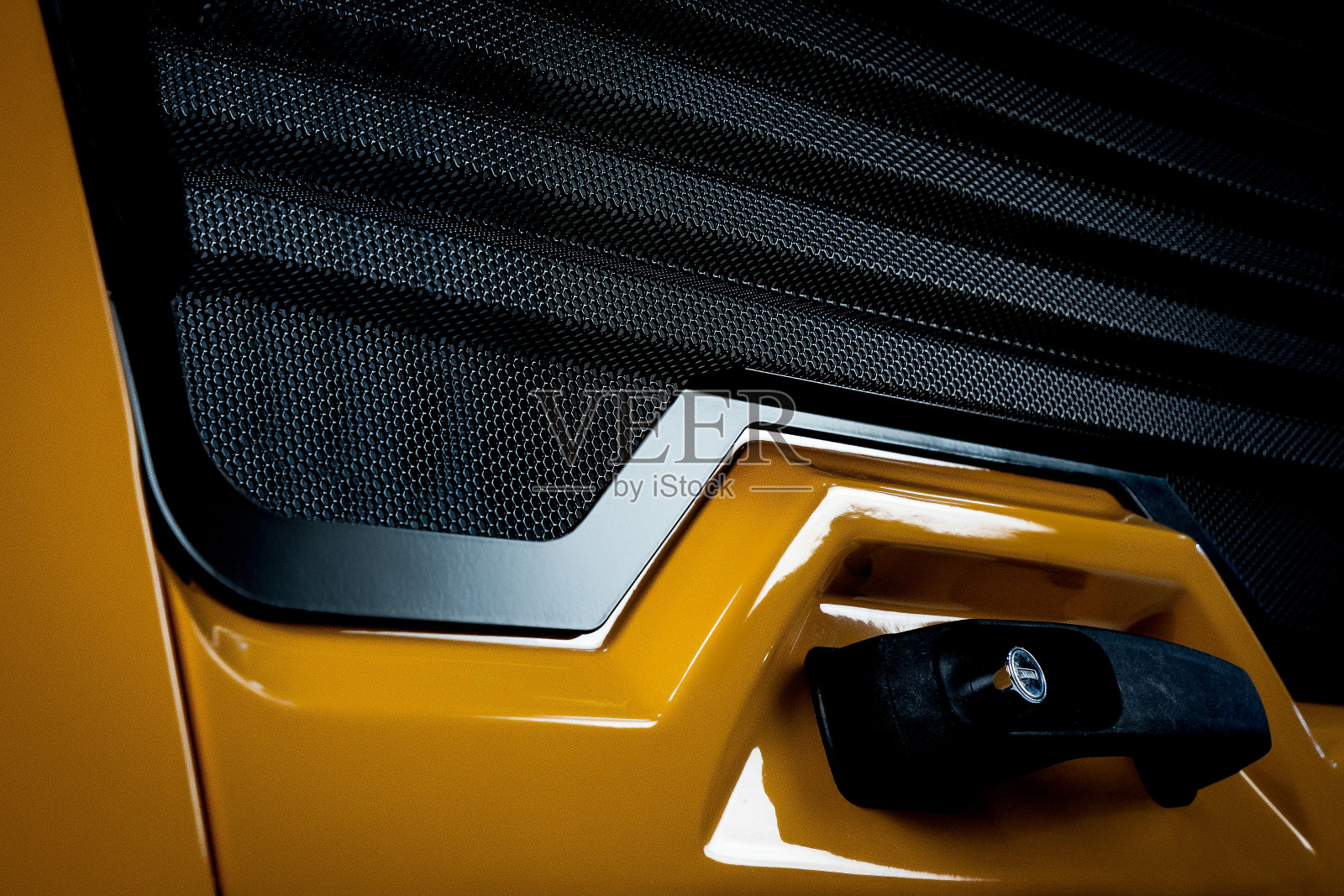 汽车拖拉机的黄色前面板。工业技术，金属网照片摄影图片