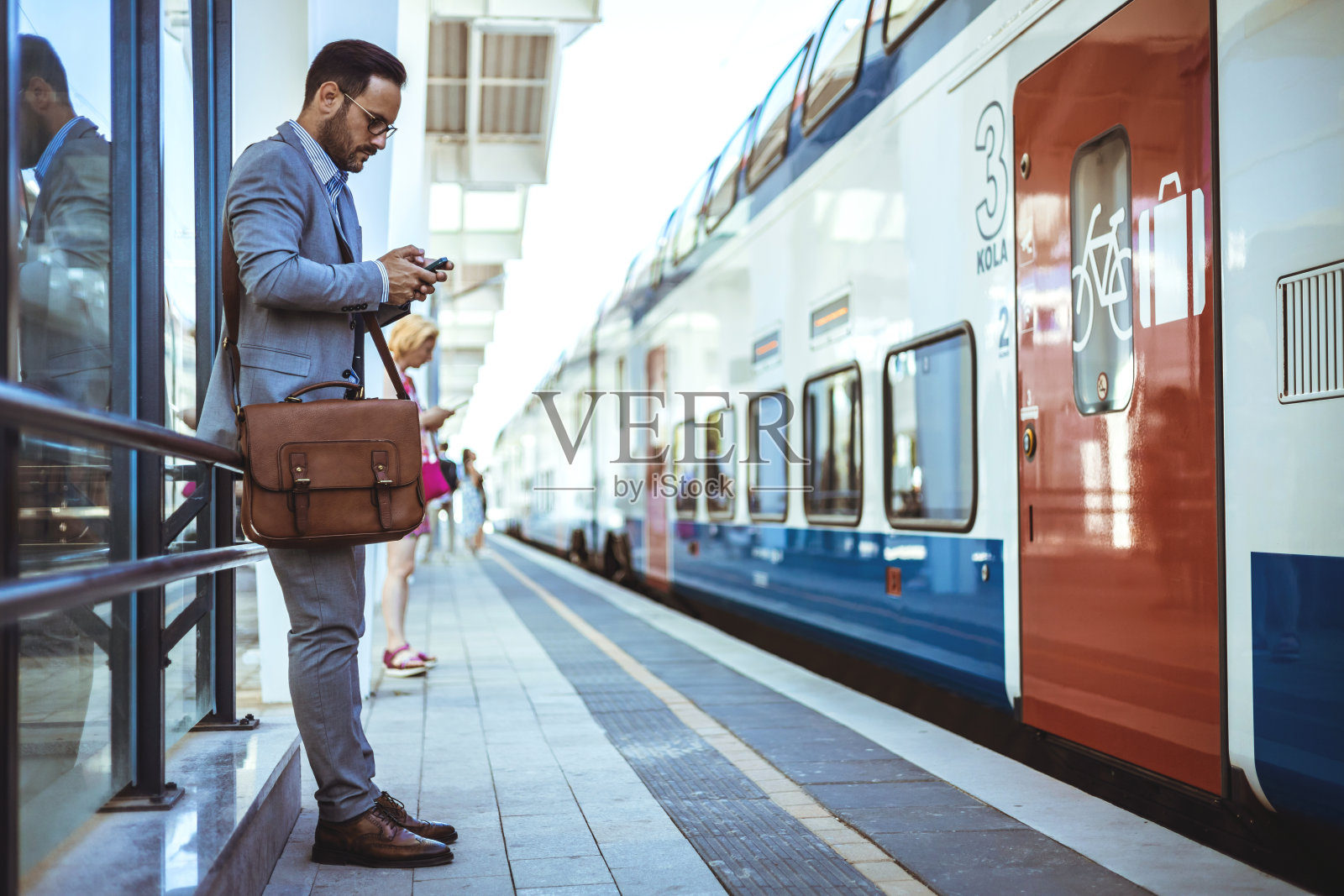 现代商务旅行需要现代技术。照片摄影图片