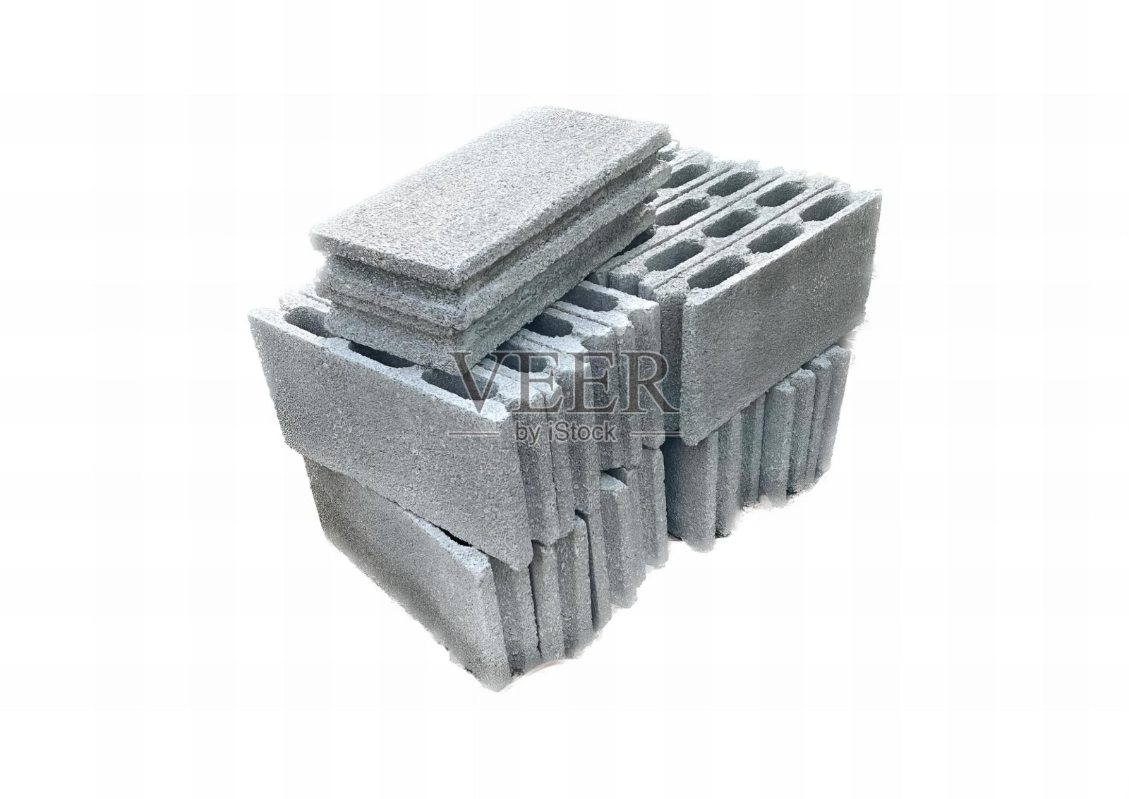 一张白色背景上的一堆混凝土砖块的照片，有很多灰色的砖块堆叠在一起。照片摄影图片