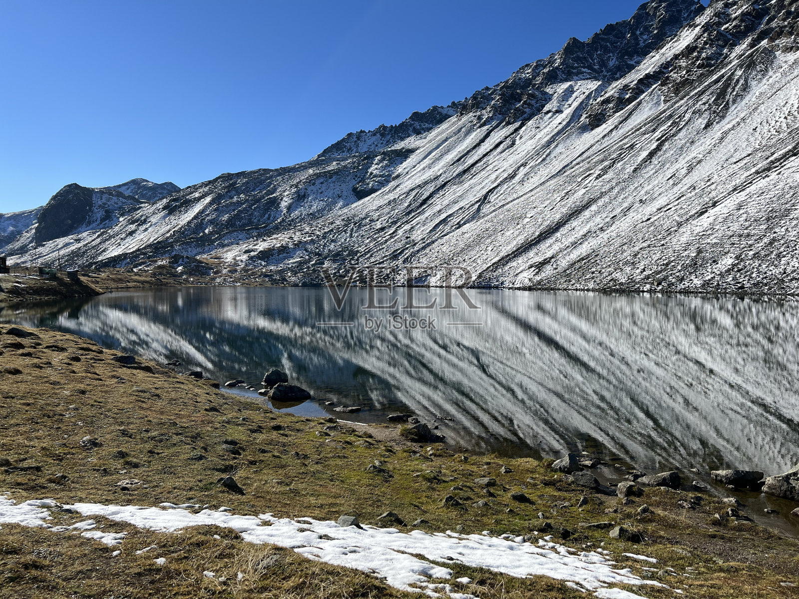 瑞士山区公路上的高高山湖Lai da la Scotta (Schottensee或Schotten湖)，通过Fluela (flelapass)，达沃斯-瑞士Grisons州(Kanton graub<e:1>，瑞士)照片摄影图片