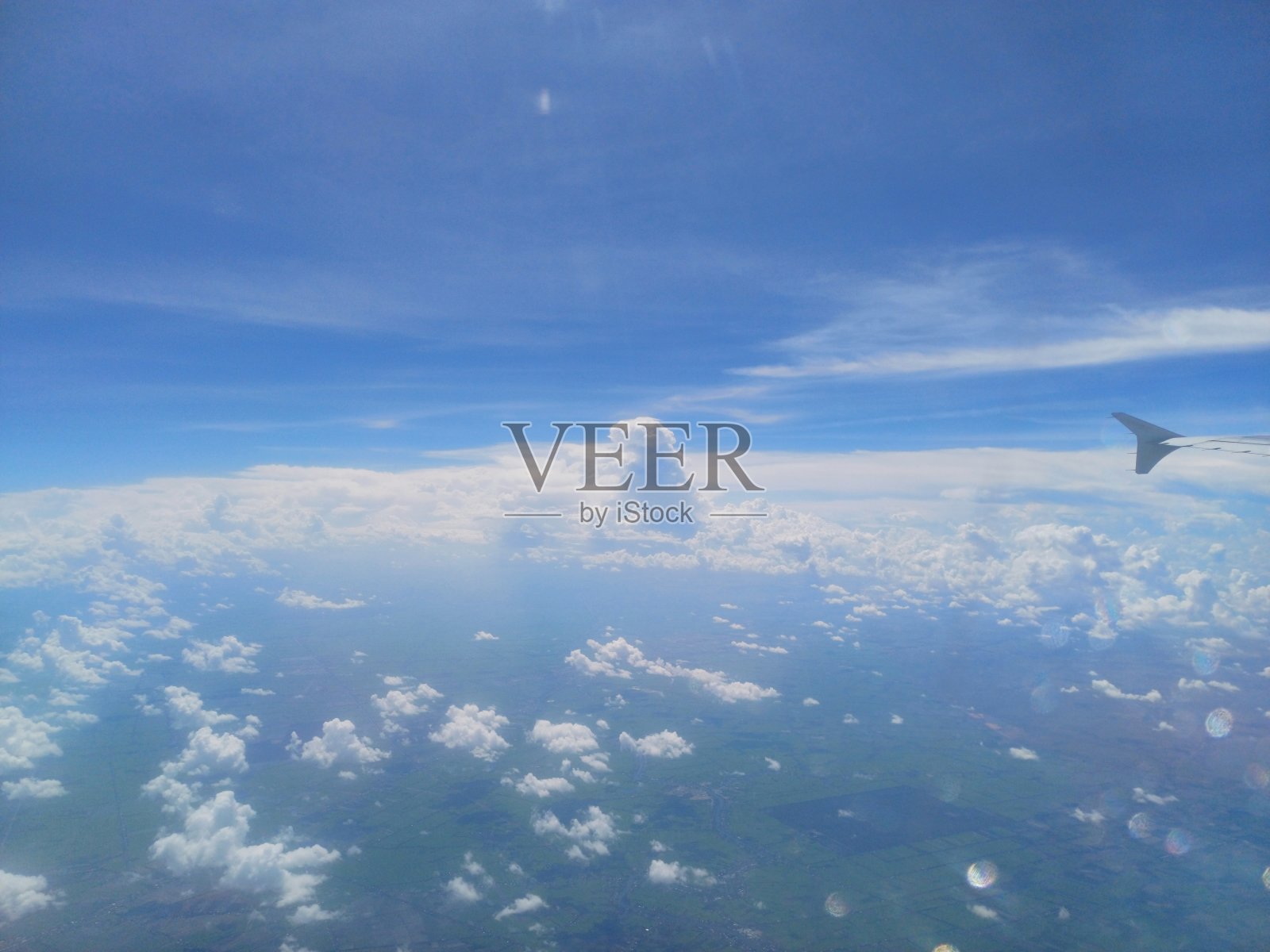 从飞机窗口望出去:云，蓝天，翅膀照片摄影图片