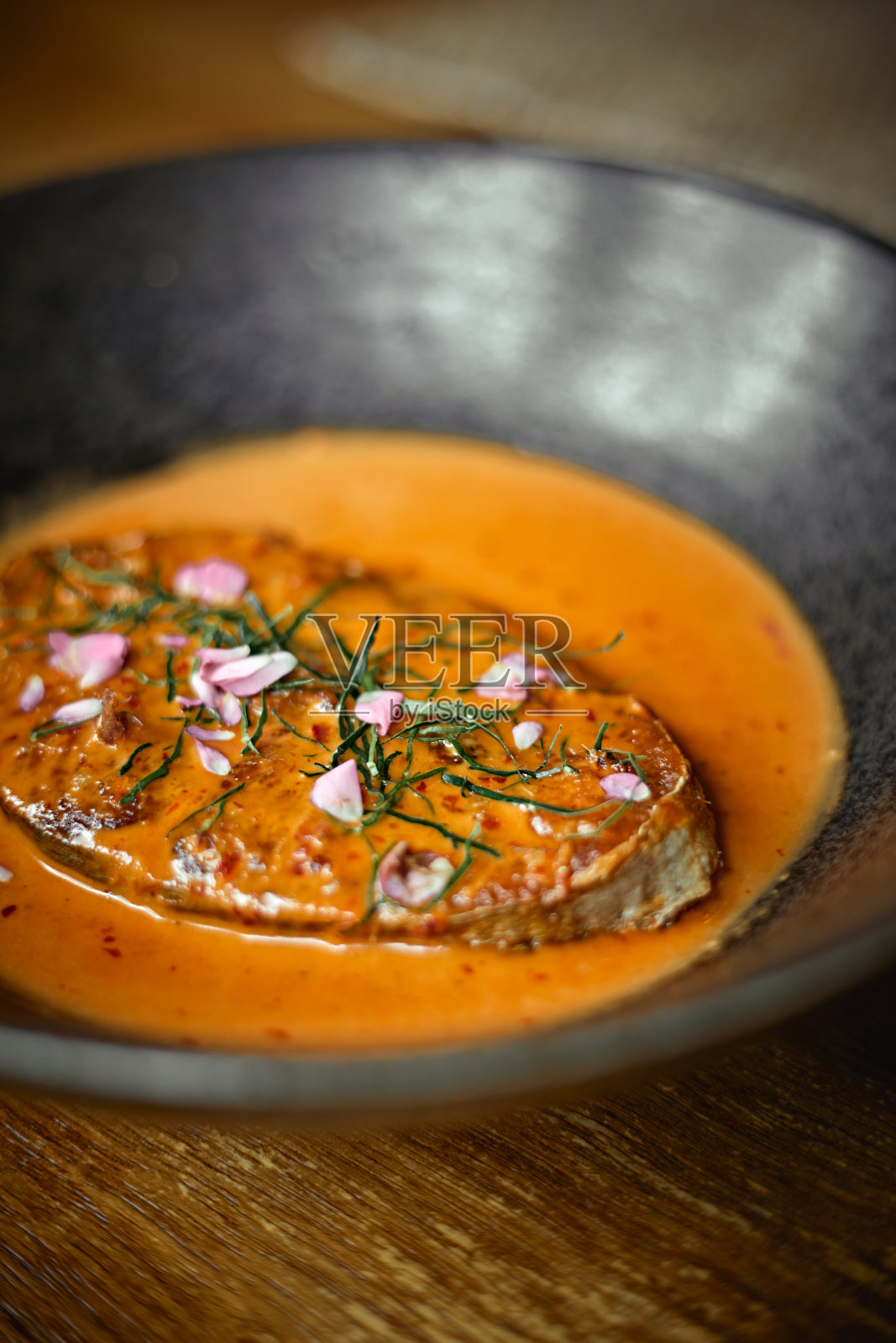 泰式红咖喱辣椒酱鱼照片摄影图片