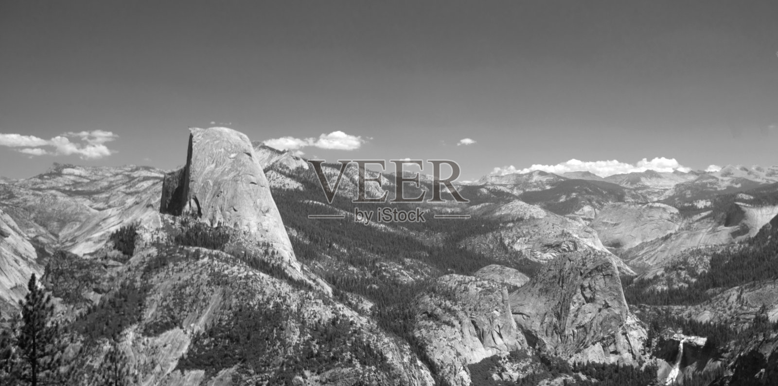 在美国加利福尼亚州内华达山脉的约塞米蒂国家公园，从冰川视角看到的半圆顶巨石——黑白相间照片摄影图片