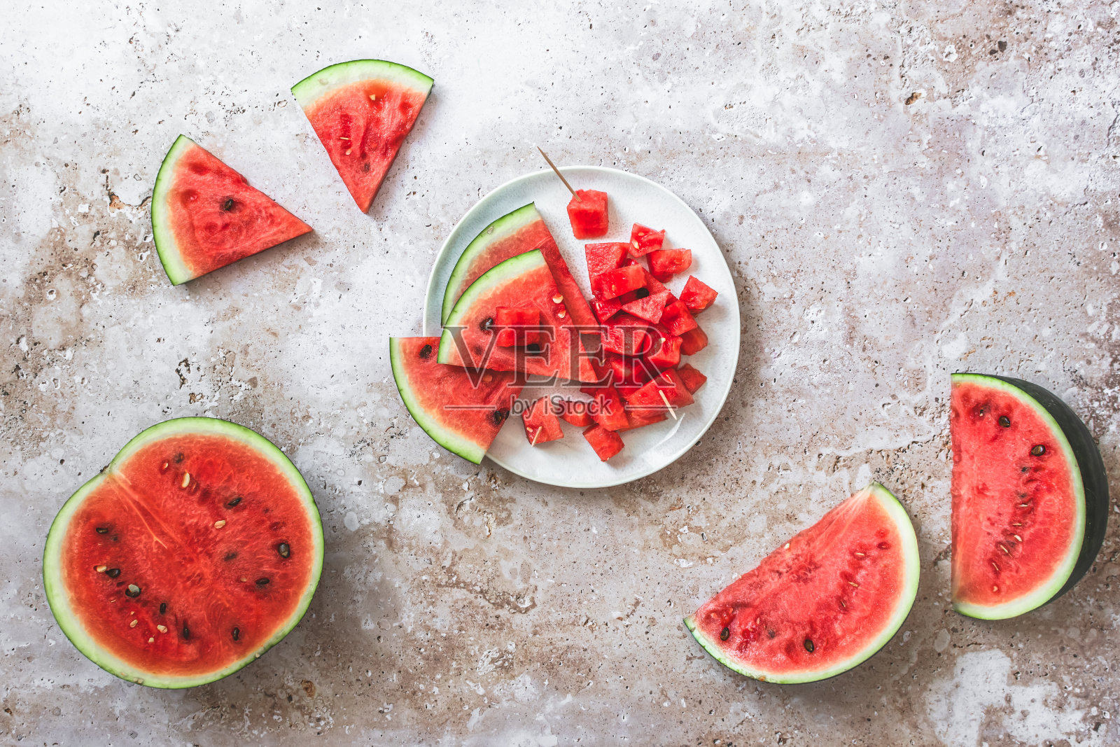 米色结构背景上切块的新鲜西瓜照片摄影图片