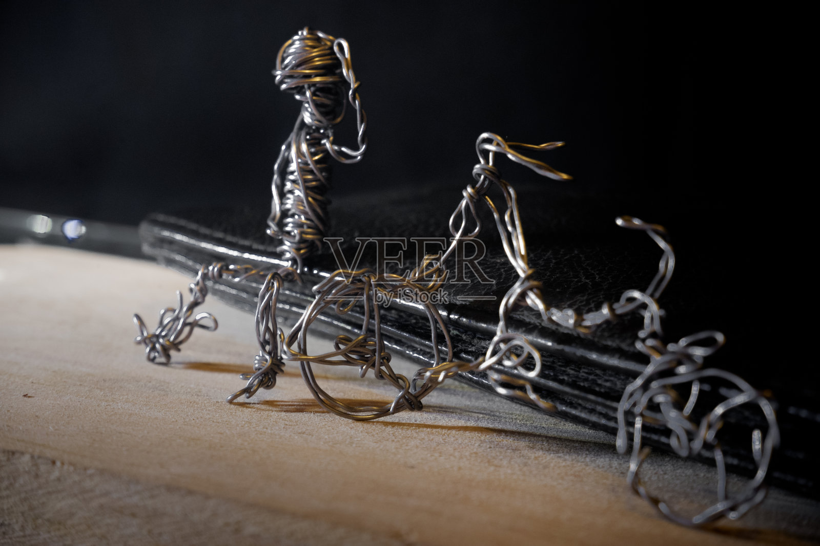 tenol制成的微缩模型，一个骑完自行车后坐下的人。照片摄影图片