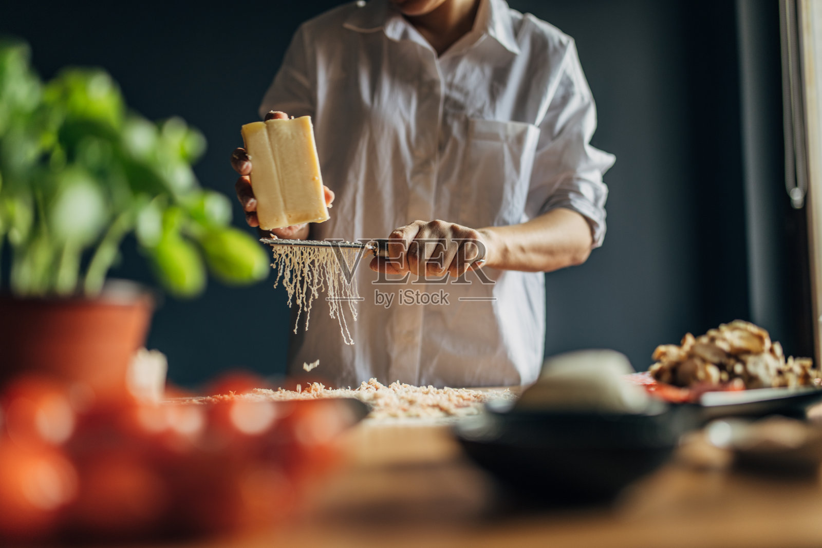 一个女人在准备披萨照片摄影图片