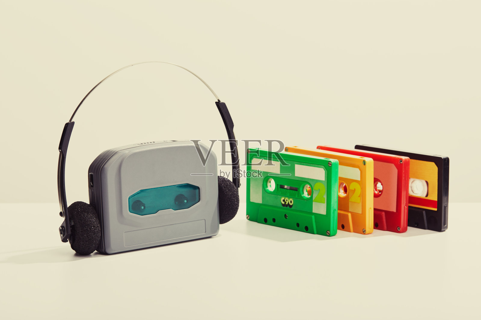 老式的盒式磁带和随身听立体声播放器。80年代的音乐磁带和立体声播放器照片摄影图片