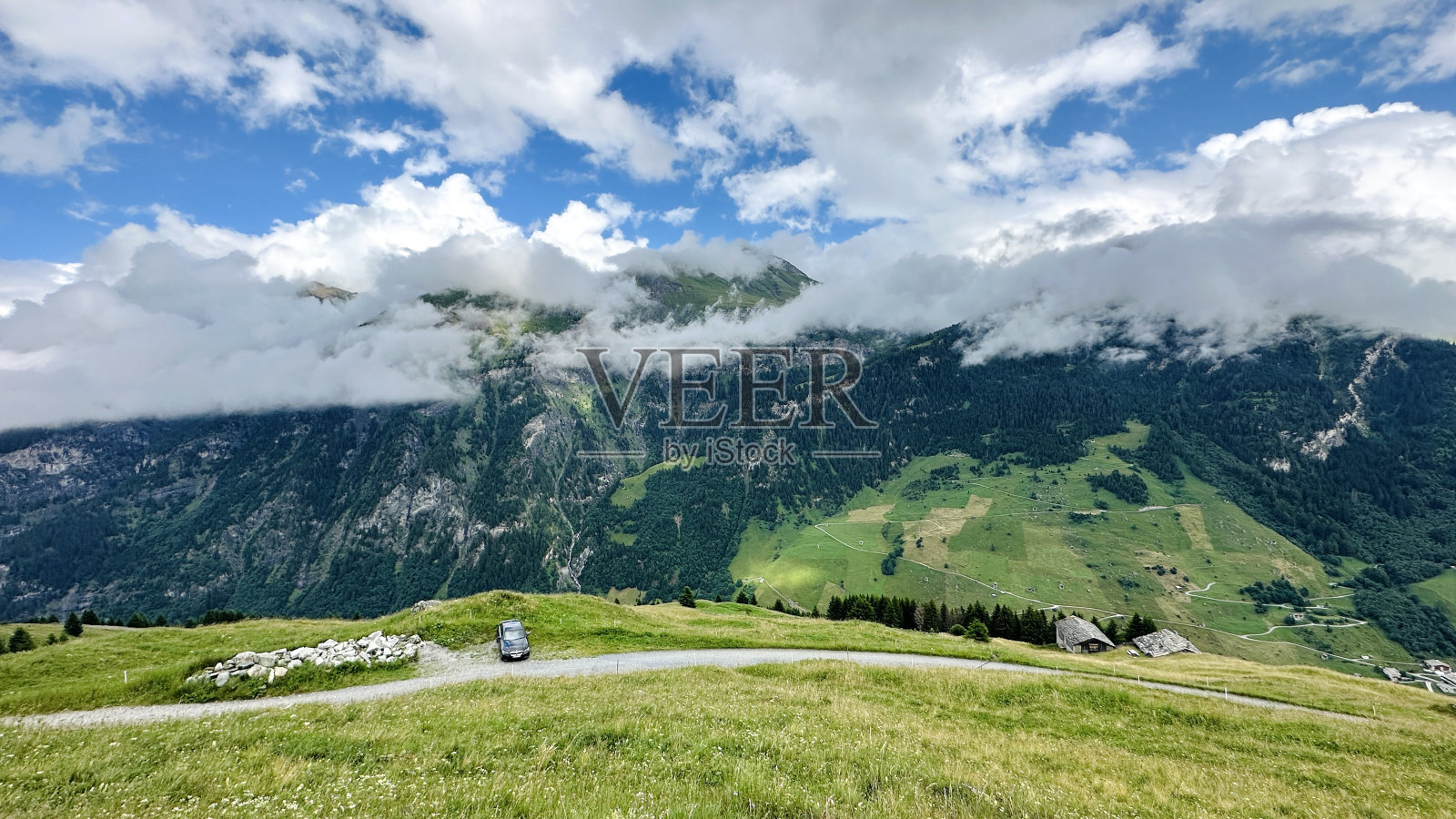 瓦尔斯山脉，格劳宾登州，瑞士，从2000米的高度向下看山谷照片摄影图片