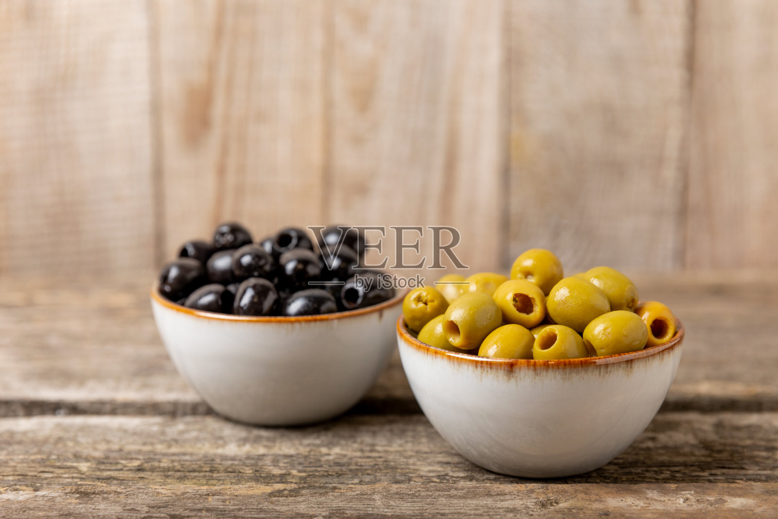 绿色和黑色橄榄叶碗纹理老木材的背景。美味又健康的食物。美味。地中海厨房。放文字的地方。copyspace。照片摄影图片