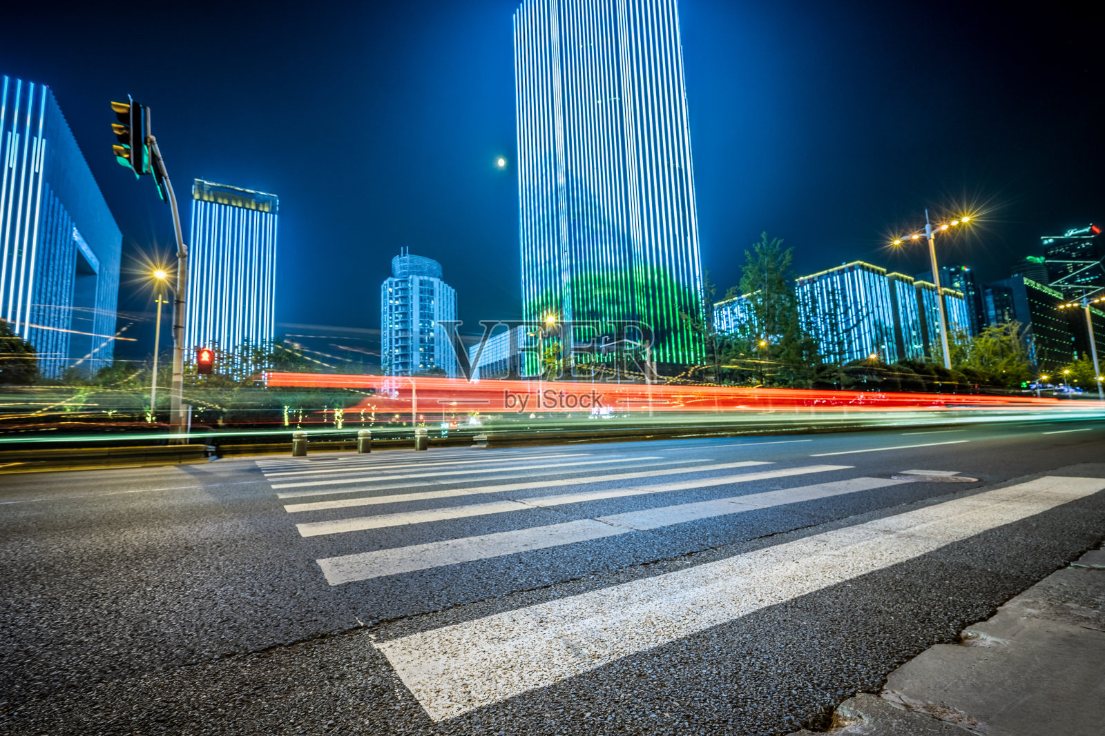 南京，中国，城市道路上的车辆轻轨照片摄影图片