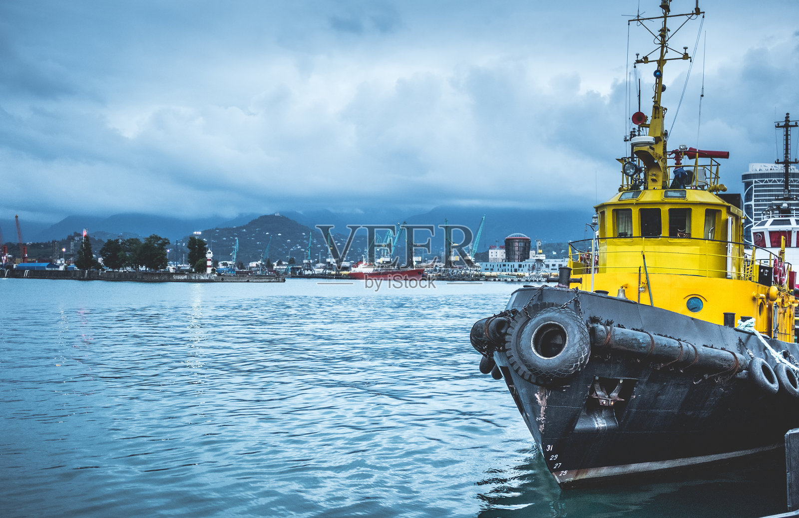 船停泊在港口照片摄影图片
