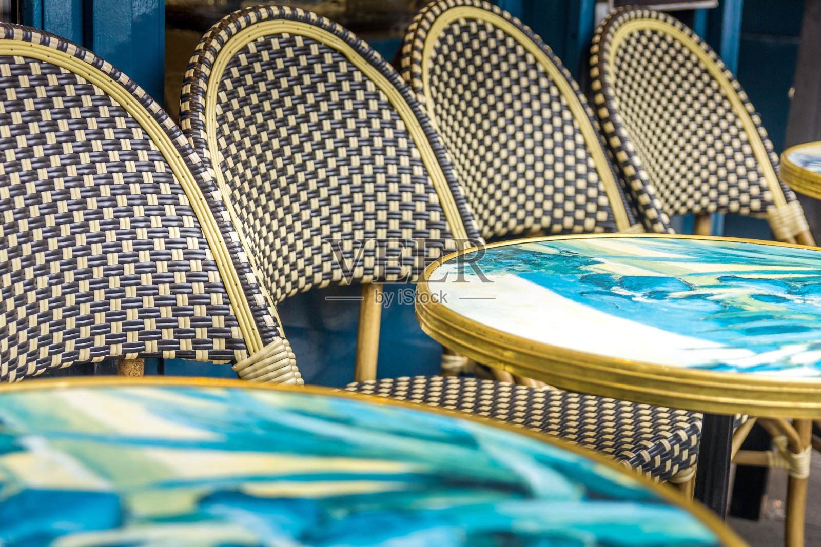 法国巴黎街头典型的桌椅照片摄影图片