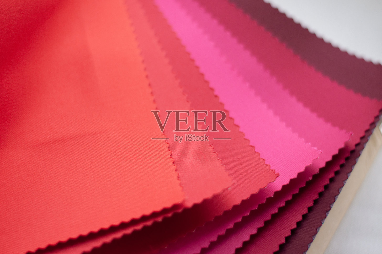 缎面织物样品在红色和深红色照片摄影图片