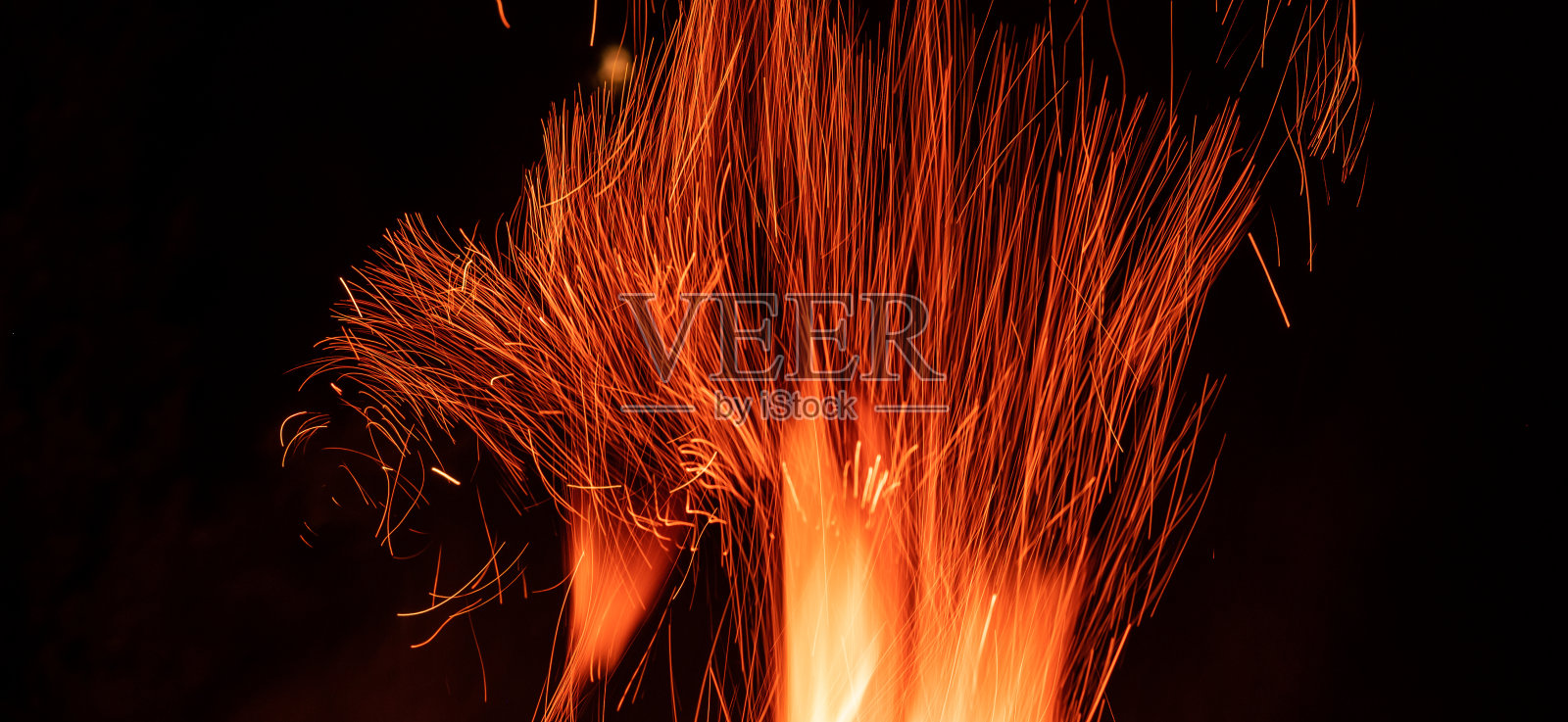 火焰在黑色背景上孤立照片摄影图片