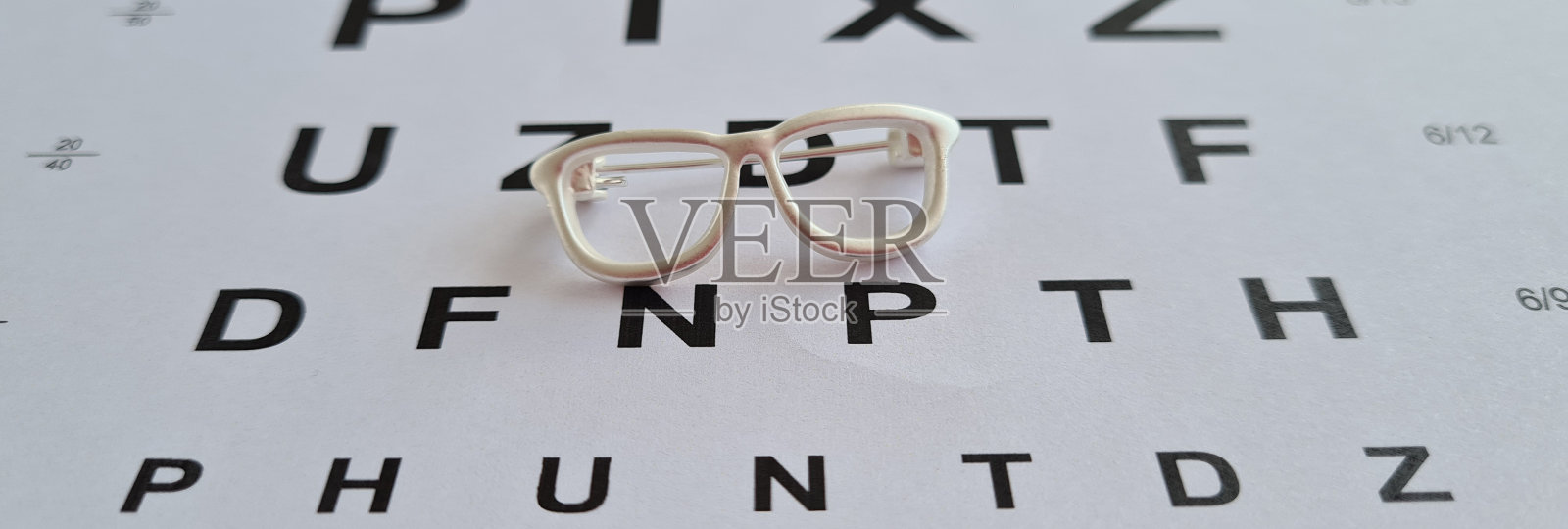 眼镜和在眼科医生那里检查视力的桌子照片摄影图片