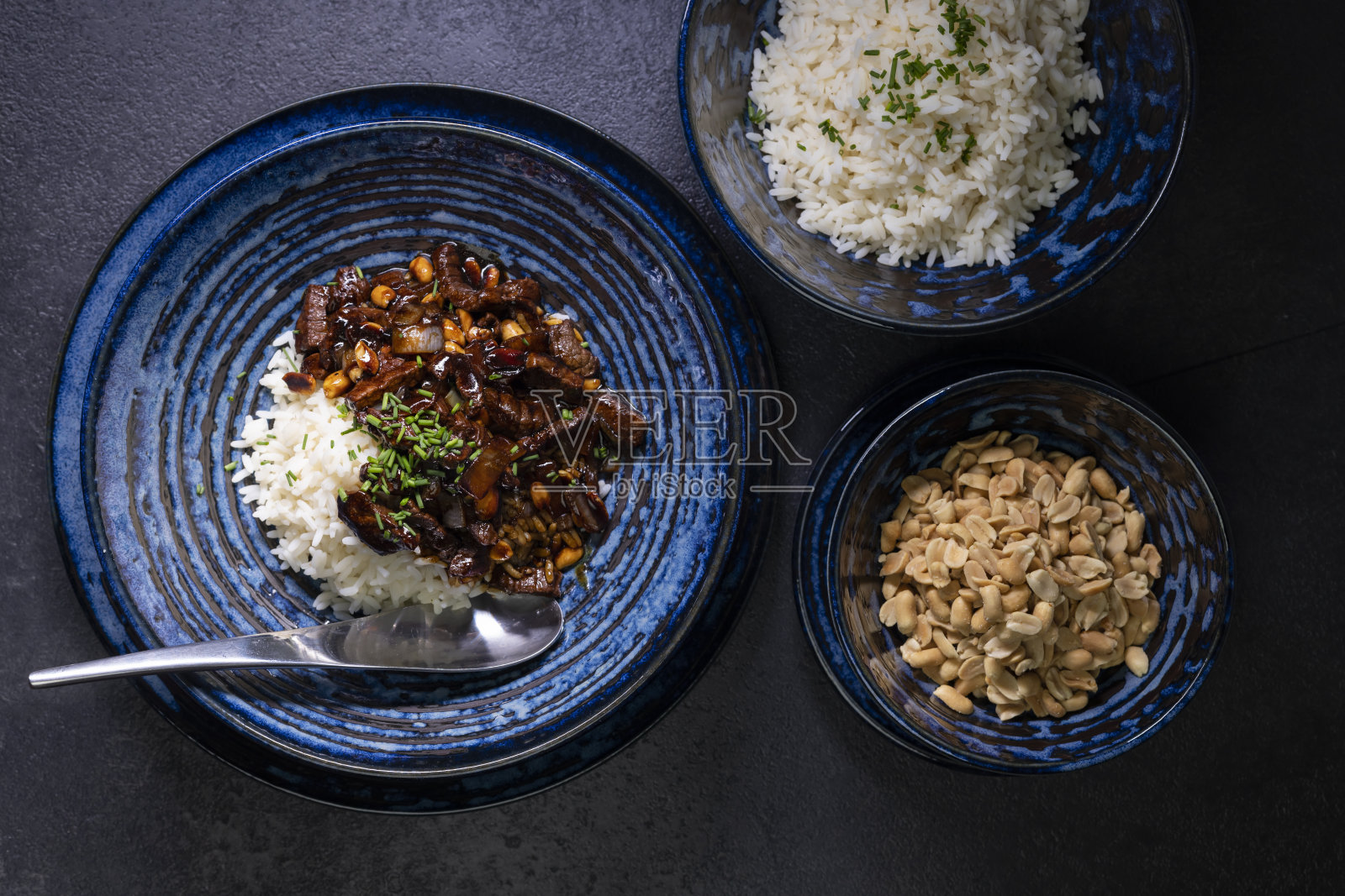 宫保牛肉配花生和米饭照片摄影图片
