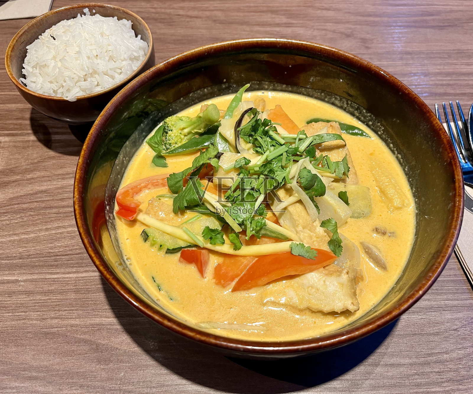 黄咖喱和米饭。亚洲的晚餐。素食的黄咖喱。照片摄影图片