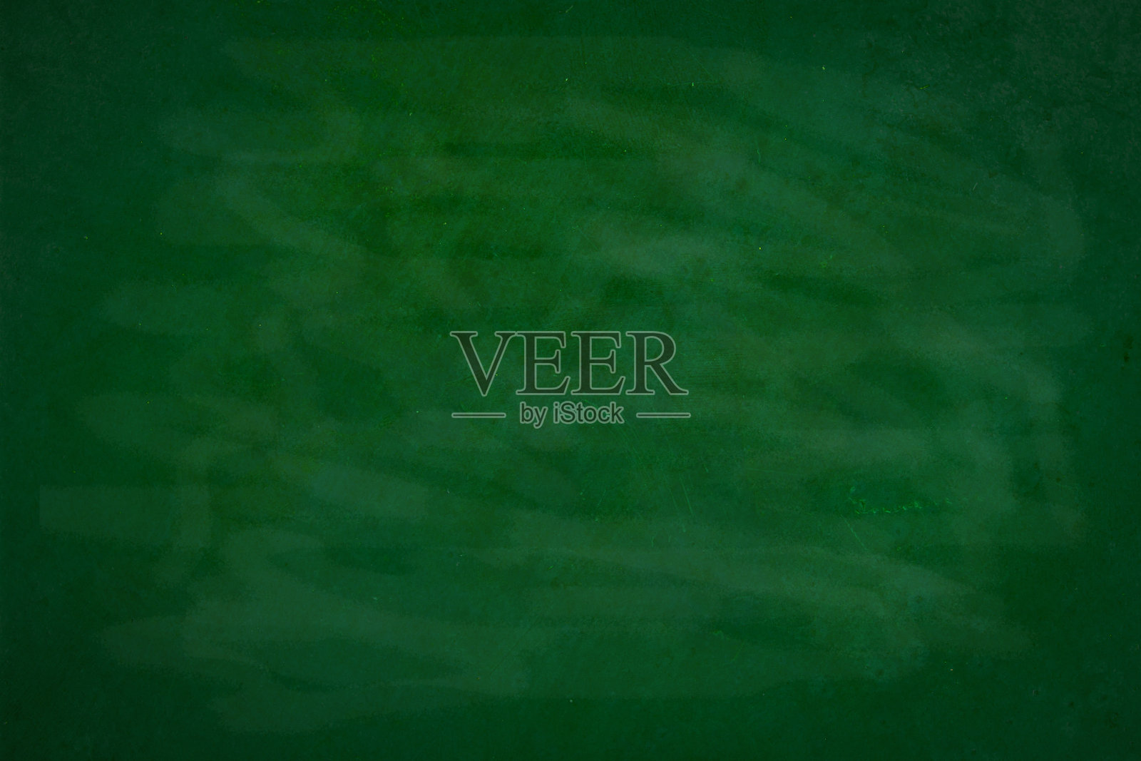 绿色黑板纹理为学校展示背景。粉笔痕迹擦除与添加文本或图形设计grunge背景的复制空间。绿色板。墨绿色的墙面背景。教育的概念。照片摄影图片