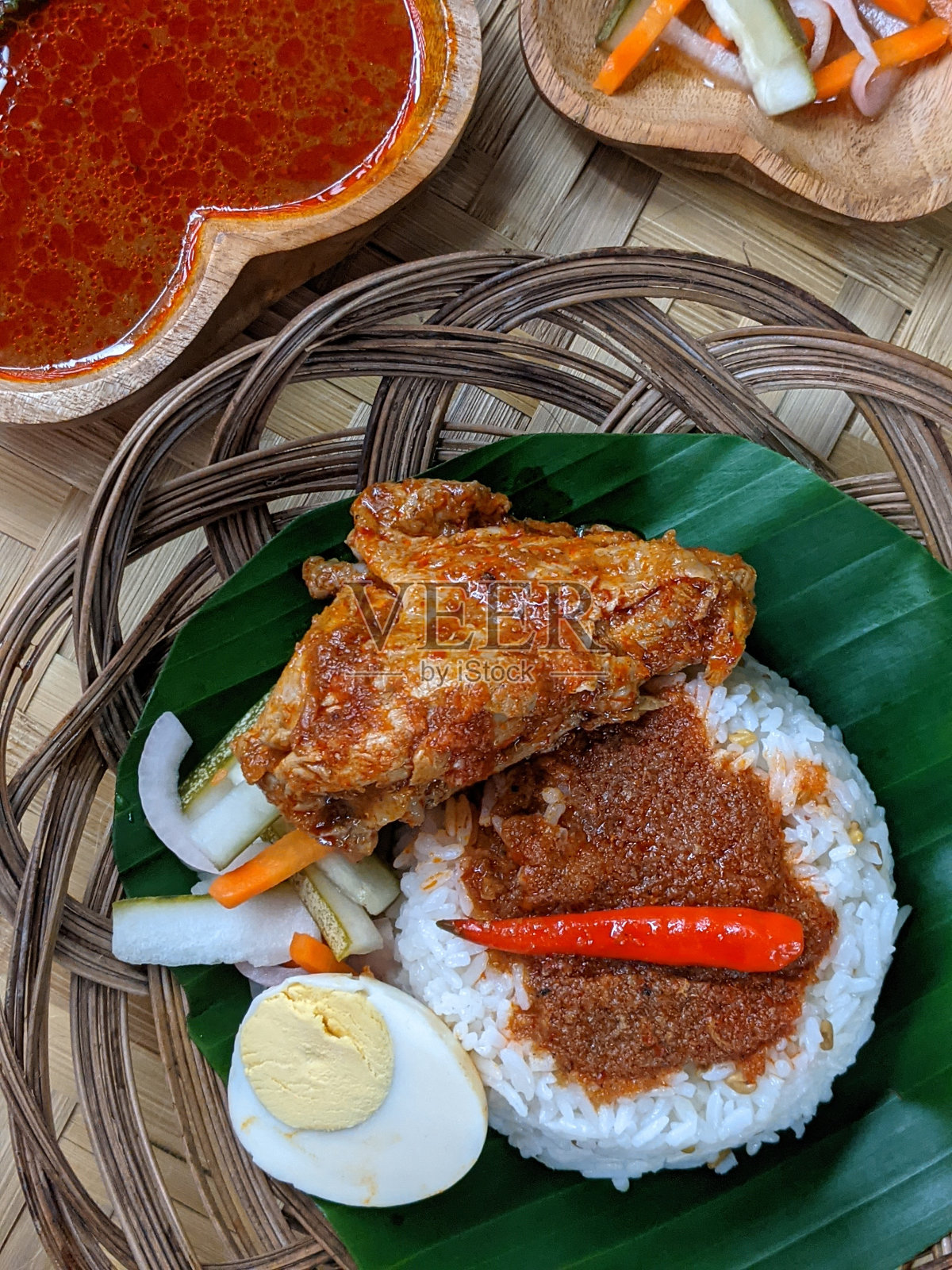 Nasi Kukus通常包括新鲜蒸米饭，脆脆的炸鸡，桑巴belacan，汽车和咖喱肉汁照片摄影图片
