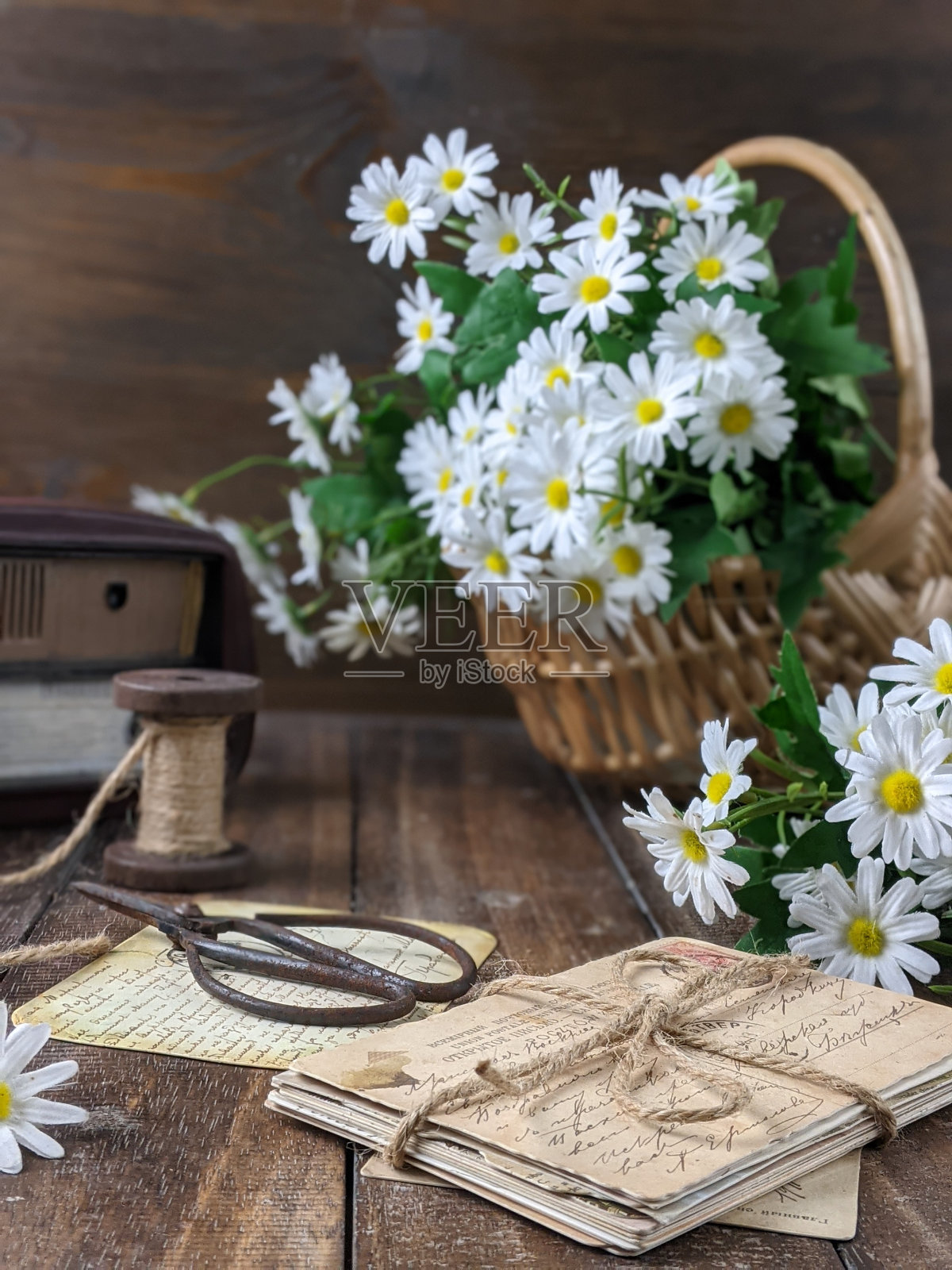 暗摄影与蜡烛，鲜花和书。照片摄影图片