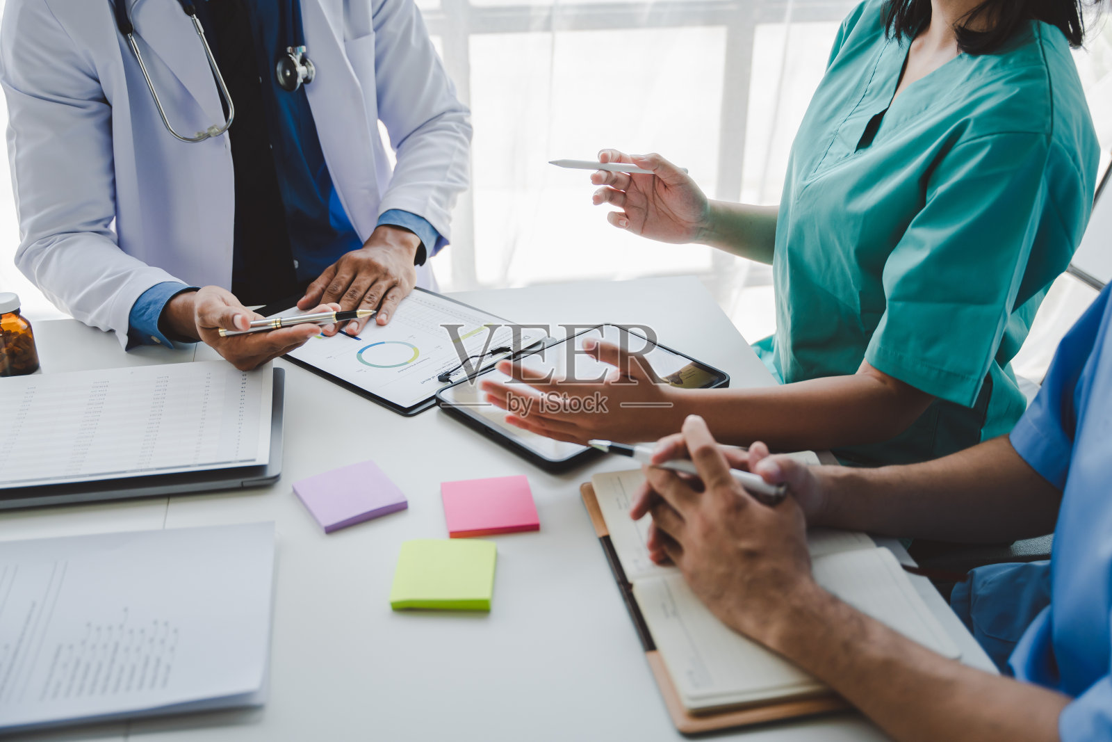 医生们在会议室开会讨论解剖学和病理学。医疗队的工作照片摄影图片